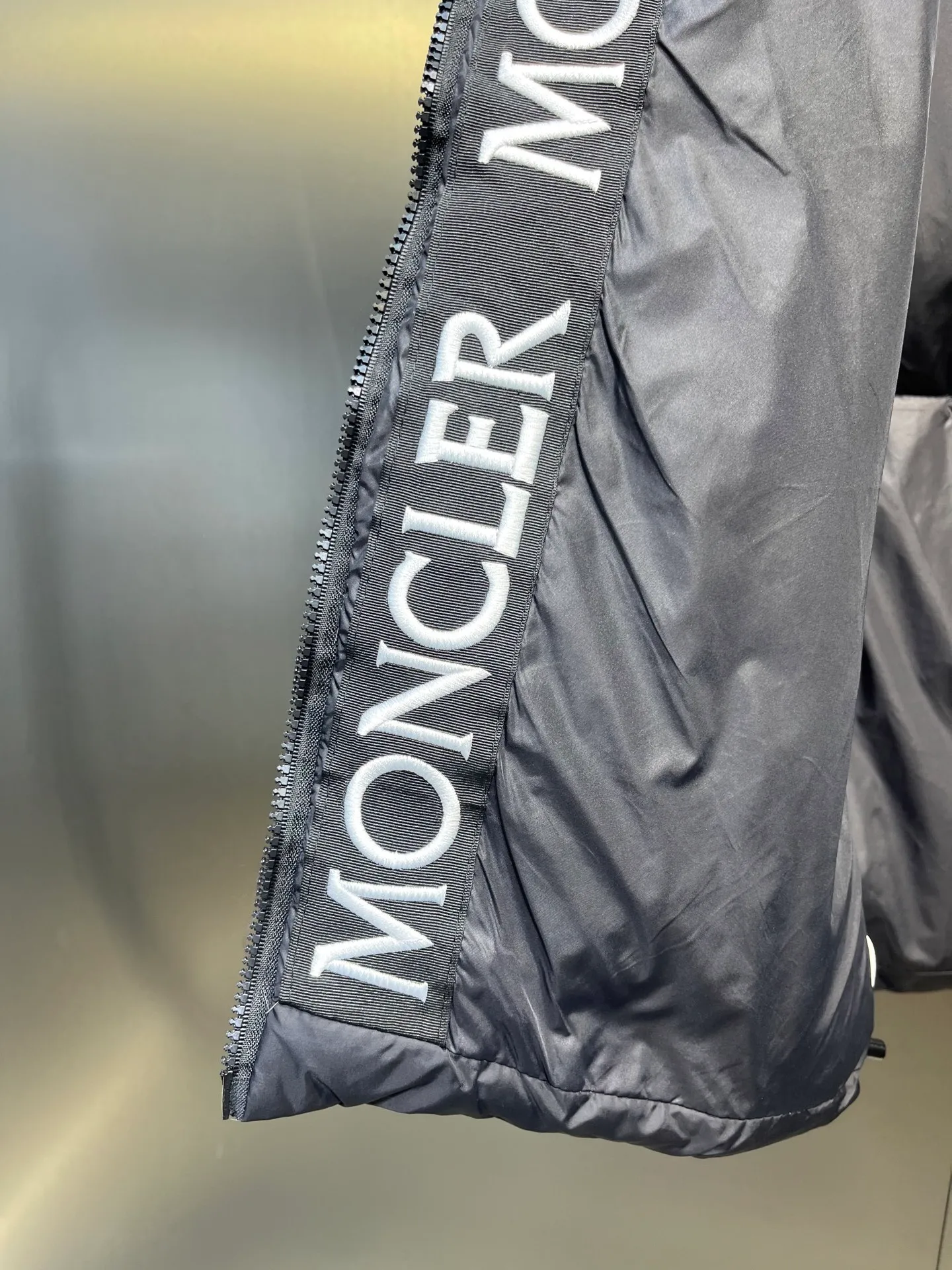P780 moncler 🌟Large webbing embroidered letters down jacket, upgraded logo with induction anti-counterfeiting, the latest NFC anti-counterfeiting technology, the same style, filled with 90 white duck down fluffy and full, customer-supplied fabrics, original hardware molding, placket with large letters embroidered webbing binding, same style for men and women. Color code number: 1 2 3 4 5