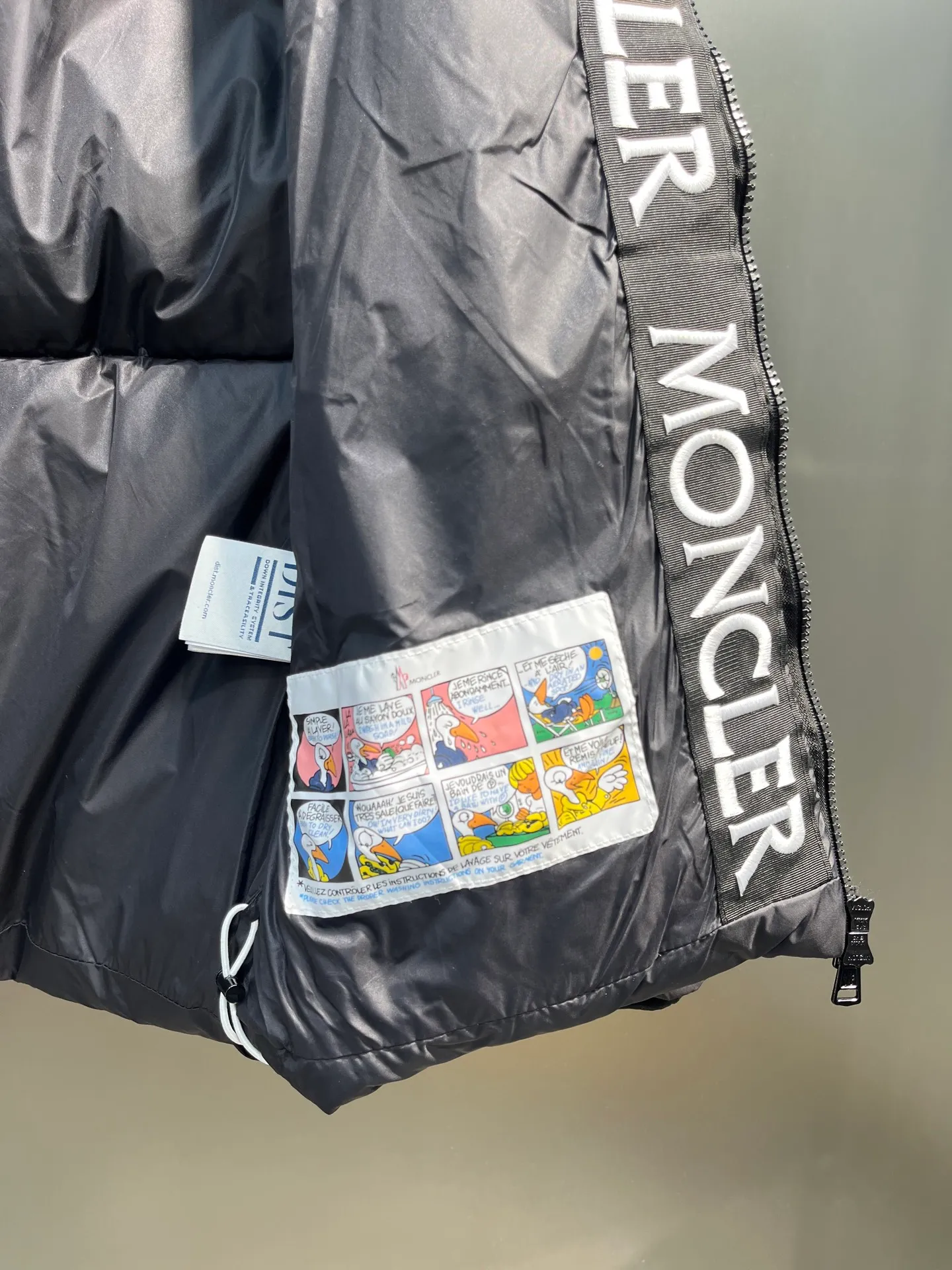 P780 moncler 🌟Large webbing embroidered letters down jacket, upgraded logo with induction anti-counterfeiting, the latest NFC anti-counterfeiting technology, the same style, filled with 90 white duck down fluffy and full, customer-supplied fabrics, original hardware molding, placket with large letters embroidered webbing binding, same style for men and women. Color code number: 1 2 3 4 5