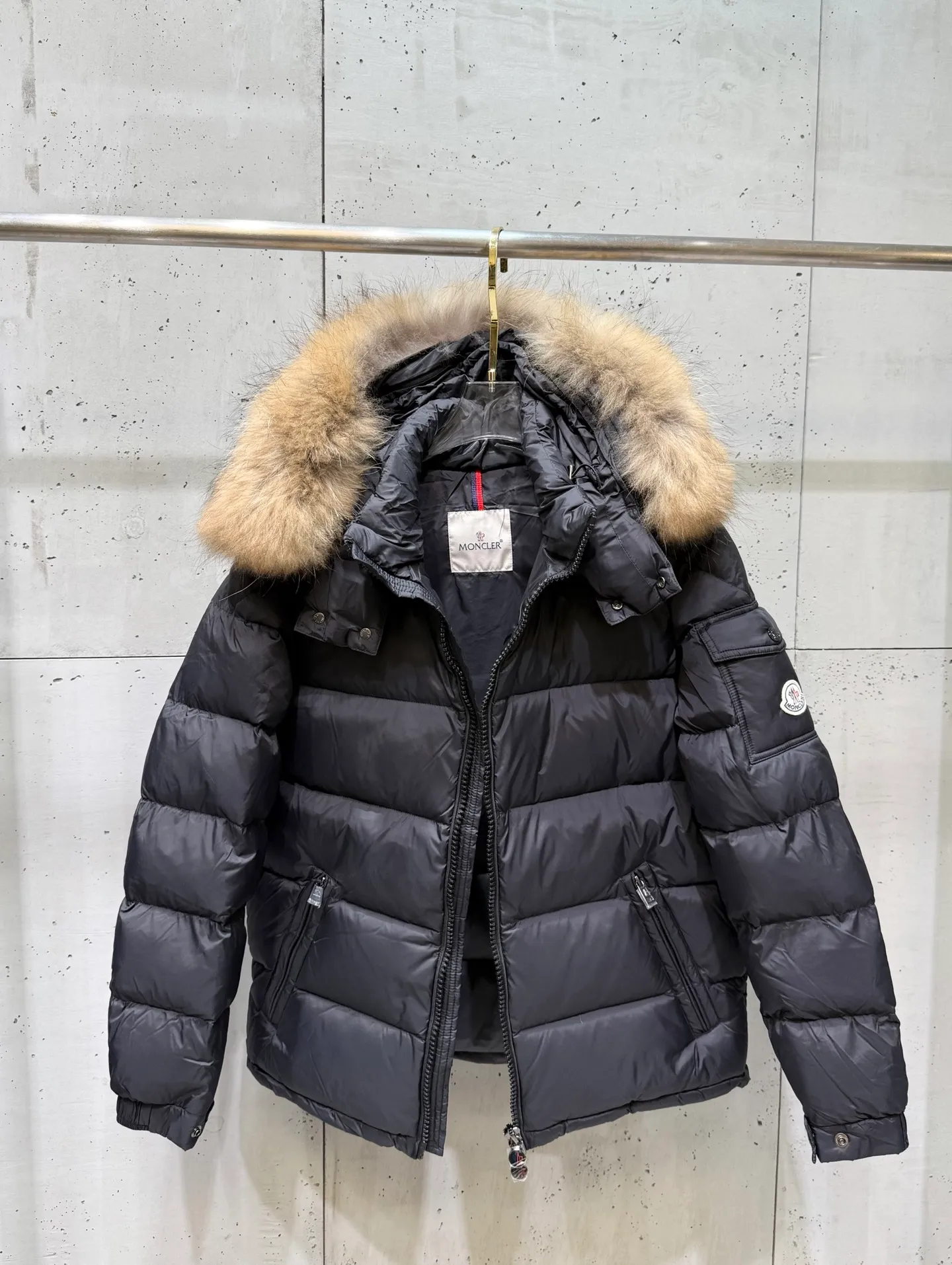 P1040 Men's Moncler Mayaf short men's down jacket. The hood is removable and the fur collar is removable. Based on Maya, a removable fur collar is added. The Mayaf men's hooded down jacket is made of functional nylon fabric, and the hood is equipped with removable synthetic material trim. The Mayaf short down jacket is a reinterpretation of the classic Moncler Maya style in an instantly recognizable silhouette, with a removable hood and adjustable hem. Made from functional fabric with removable synthetic trim on the hood. The sleeves are embellished with classic patch pockets, reflecting the brand's signature style. Details •Made from functional fabric •Technical fabric lining •Down-filled •Snap-stud collar •Detachable hood with removable synthetic trim •Zip closure •Zip pockets •Patch pockets with press-stud •Adjustable elastic cuffs •Adjustable drawstring hem Size : 1-5