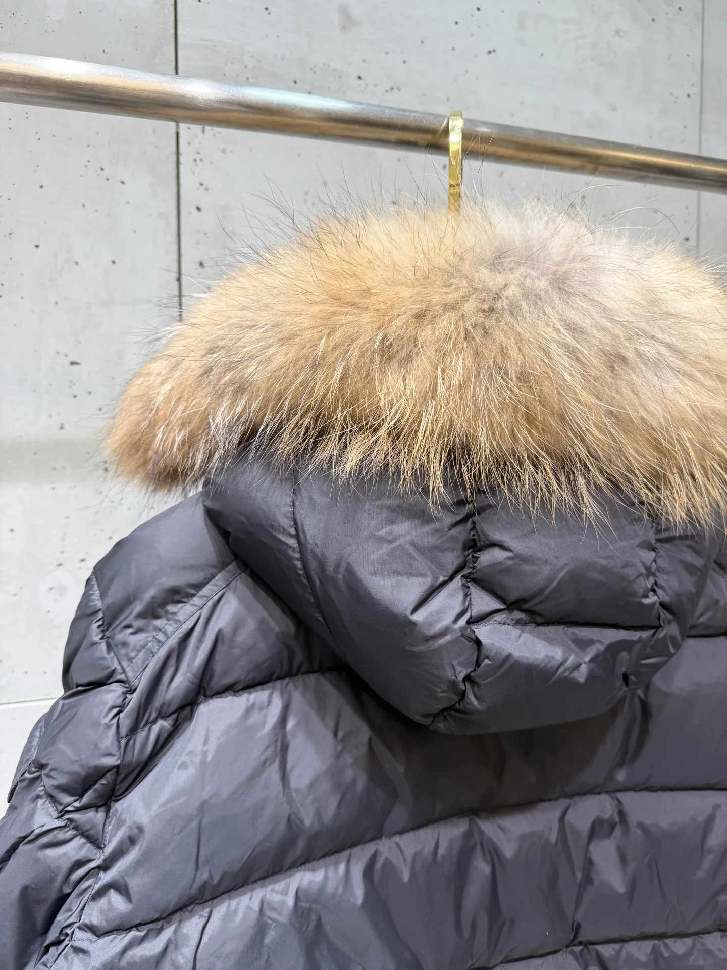 P1040 Men's Moncler Mayaf short men's down jacket. The hood is removable and the fur collar is removable. Based on Maya, a removable fur collar is added. The Mayaf men's hooded down jacket is made of functional nylon fabric, and the hood is equipped with removable synthetic material trim. The Mayaf short down jacket is a reinterpretation of the classic Moncler Maya style in an instantly recognizable silhouette, with a removable hood and adjustable hem. Made from functional fabric with removable synthetic trim on the hood. The sleeves are embellished with classic patch pockets, reflecting the brand's signature style. Details •Made from functional fabric •Technical fabric lining •Down-filled •Snap-stud collar •Detachable hood with removable synthetic trim •Zip closure •Zip pockets •Patch pockets with press-stud •Adjustable elastic cuffs •Adjustable drawstring hem Size : 1-5