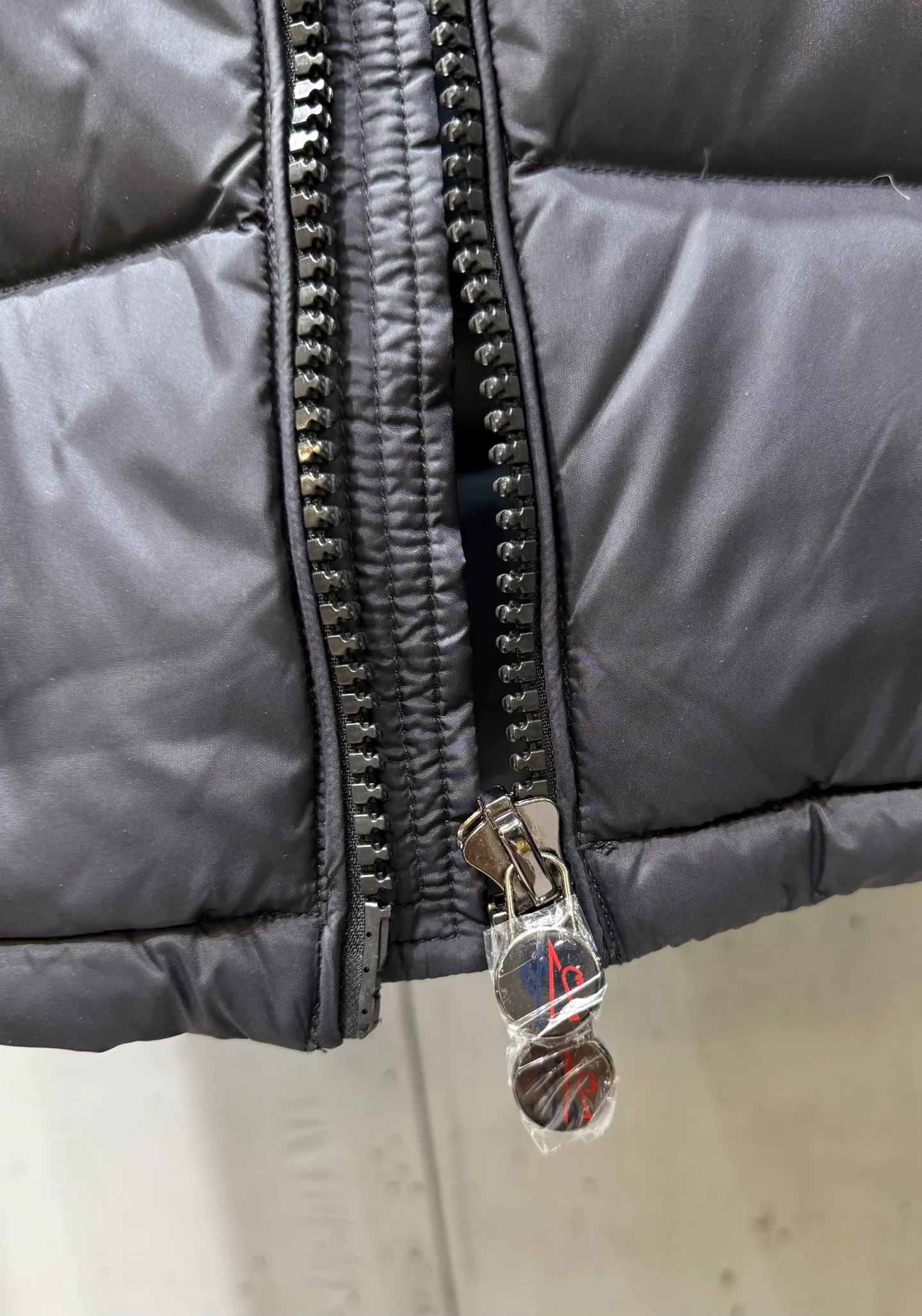 P1040 Men's Moncler Mayaf short men's down jacket. The hood is removable and the fur collar is removable. Based on Maya, a removable fur collar is added. The Mayaf men's hooded down jacket is made of functional nylon fabric, and the hood is equipped with removable synthetic material trim. The Mayaf short down jacket is a reinterpretation of the classic Moncler Maya style in an instantly recognizable silhouette, with a removable hood and adjustable hem. Made from functional fabric with removable synthetic trim on the hood. The sleeves are embellished with classic patch pockets, reflecting the brand's signature style. Details •Made from functional fabric •Technical fabric lining •Down-filled •Snap-stud collar •Detachable hood with removable synthetic trim •Zip closure •Zip pockets •Patch pockets with press-stud •Adjustable elastic cuffs •Adjustable drawstring hem Size : 1-5