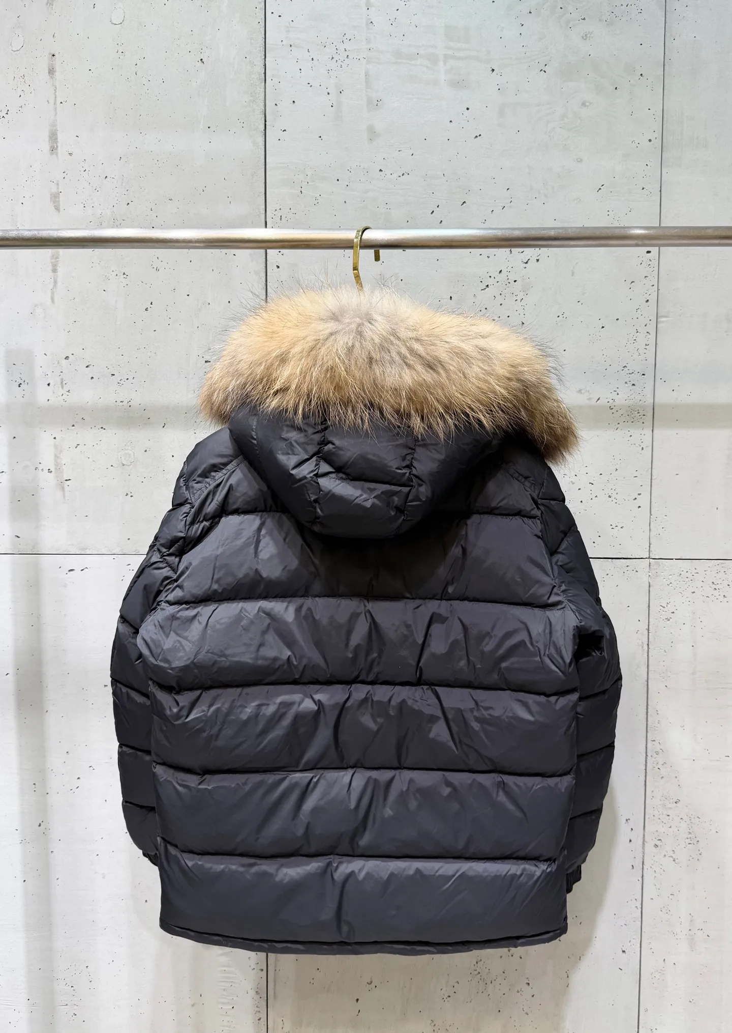 P1040 Men's Moncler Mayaf short men's down jacket. The hood is removable and the fur collar is removable. Based on Maya, a removable fur collar is added. The Mayaf men's hooded down jacket is made of functional nylon fabric, and the hood is equipped with removable synthetic material trim. The Mayaf short down jacket is a reinterpretation of the classic Moncler Maya style in an instantly recognizable silhouette, with a removable hood and adjustable hem. Made from functional fabric with removable synthetic trim on the hood. The sleeves are embellished with classic patch pockets, reflecting the brand's signature style. Details •Made from functional fabric •Technical fabric lining •Down-filled •Snap-stud collar •Detachable hood with removable synthetic trim •Zip closure •Zip pockets •Patch pockets with press-stud •Adjustable elastic cuffs •Adjustable drawstring hem Size : 1-5