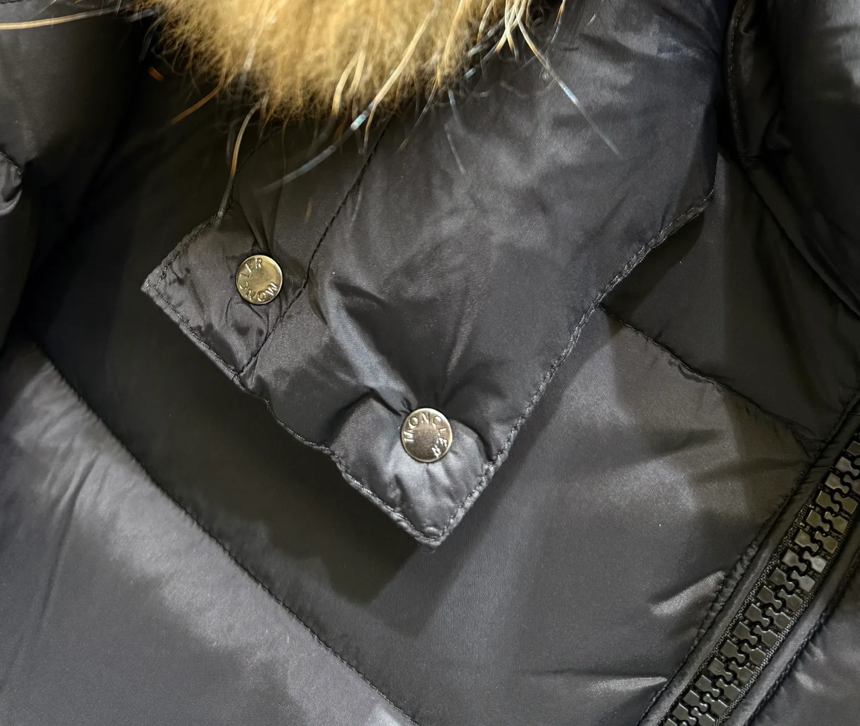 P1040 Men's Moncler Mayaf short men's down jacket. The hood is removable and the fur collar is removable. Based on Maya, a removable fur collar is added. The Mayaf men's hooded down jacket is made of functional nylon fabric, and the hood is equipped with removable synthetic material trim. The Mayaf short down jacket is a reinterpretation of the classic Moncler Maya style in an instantly recognizable silhouette, with a removable hood and adjustable hem. Made from functional fabric with removable synthetic trim on the hood. The sleeves are embellished with classic patch pockets, reflecting the brand's signature style. Details •Made from functional fabric •Technical fabric lining •Down-filled •Snap-stud collar •Detachable hood with removable synthetic trim •Zip closure •Zip pockets •Patch pockets with press-stud •Adjustable elastic cuffs •Adjustable drawstring hem Size : 1-5