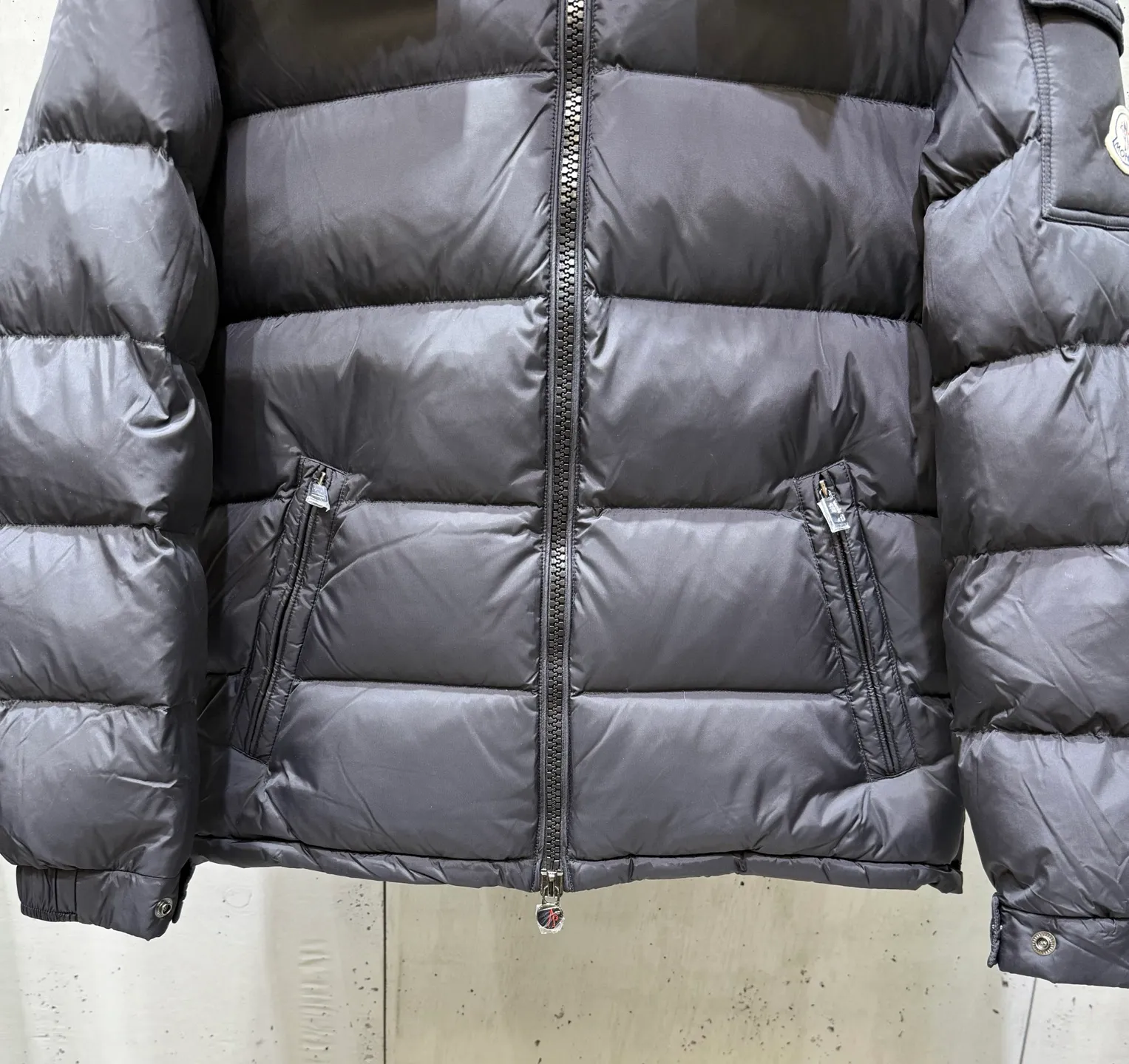 P1040 Men's Moncler Mayaf short men's down jacket. The hood is removable and the fur collar is removable. Based on Maya, a removable fur collar is added. The Mayaf men's hooded down jacket is made of functional nylon fabric, and the hood is equipped with removable synthetic material trim. The Mayaf short down jacket is a reinterpretation of the classic Moncler Maya style in an instantly recognizable silhouette, with a removable hood and adjustable hem. Made from functional fabric with removable synthetic trim on the hood. The sleeves are embellished with classic patch pockets, reflecting the brand's signature style. Details •Made from functional fabric •Technical fabric lining •Down-filled •Snap-stud collar •Detachable hood with removable synthetic trim •Zip closure •Zip pockets •Patch pockets with press-stud •Adjustable elastic cuffs •Adjustable drawstring hem Size : 1-5