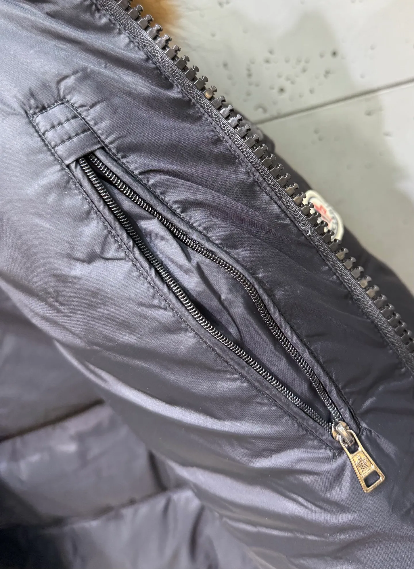 P1040 Men's Moncler Mayaf short men's down jacket. The hood is removable and the fur collar is removable. Based on Maya, a removable fur collar is added. The Mayaf men's hooded down jacket is made of functional nylon fabric, and the hood is equipped with removable synthetic material trim. The Mayaf short down jacket is a reinterpretation of the classic Moncler Maya style in an instantly recognizable silhouette, with a removable hood and adjustable hem. Made from functional fabric with removable synthetic trim on the hood. The sleeves are embellished with classic patch pockets, reflecting the brand's signature style. Details •Made from functional fabric •Technical fabric lining •Down-filled •Snap-stud collar •Detachable hood with removable synthetic trim •Zip closure •Zip pockets •Patch pockets with press-stud •Adjustable elastic cuffs •Adjustable drawstring hem Size : 1-5