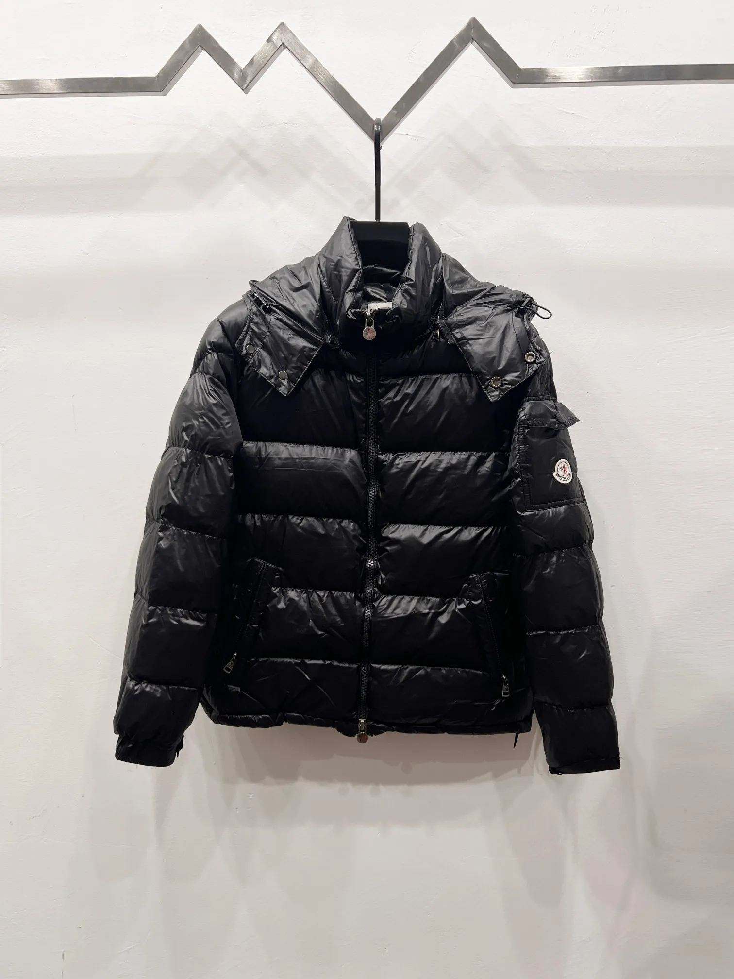 P490 Style No.: (B016) Moncler & Moncler Original 1:1 customized hardware accessories are all imported and original customization. Welcome to compare at the counter. Absolutely high quality. Made of top-grade 90 white duck down. Super soft and fluffy. Super heavy-duty. Fabrics with excellent workmanship and perfect shape. Note⚠The fabric is super comfortable for both men and women (first time making a down jacket this year. The running price is very cost-effective and breaks the ceiling) [Top-grade fabric + features: ✅The down content is 95 down, and the gram weight is about 320g. ✅The whole body is fully printed with LOGO. ✅Introducing a sense of fashion and luxury to achieve double standards of warmth and style. ✅It needs to be customized separately. It is very thick and has a three-dimensional and full feeling from 360 degrees! ✅The down jacket uses a double-layer anti-down liner design! Super windproof performance ✅Hardware 1:1 fully customized ZP craftsmanship: spot heavy goods! The highest version is produced by the same celebrity couple and must be good. This down jacket uses a double-layer anti-velvet liner design! It has super windproof performance and will be very warm when worn in winter! Filled with white duck down, the fluffiness is high, and it can be worn at minus ten degrees Celsius❗ Color: black Size: M-L-XL-XXL