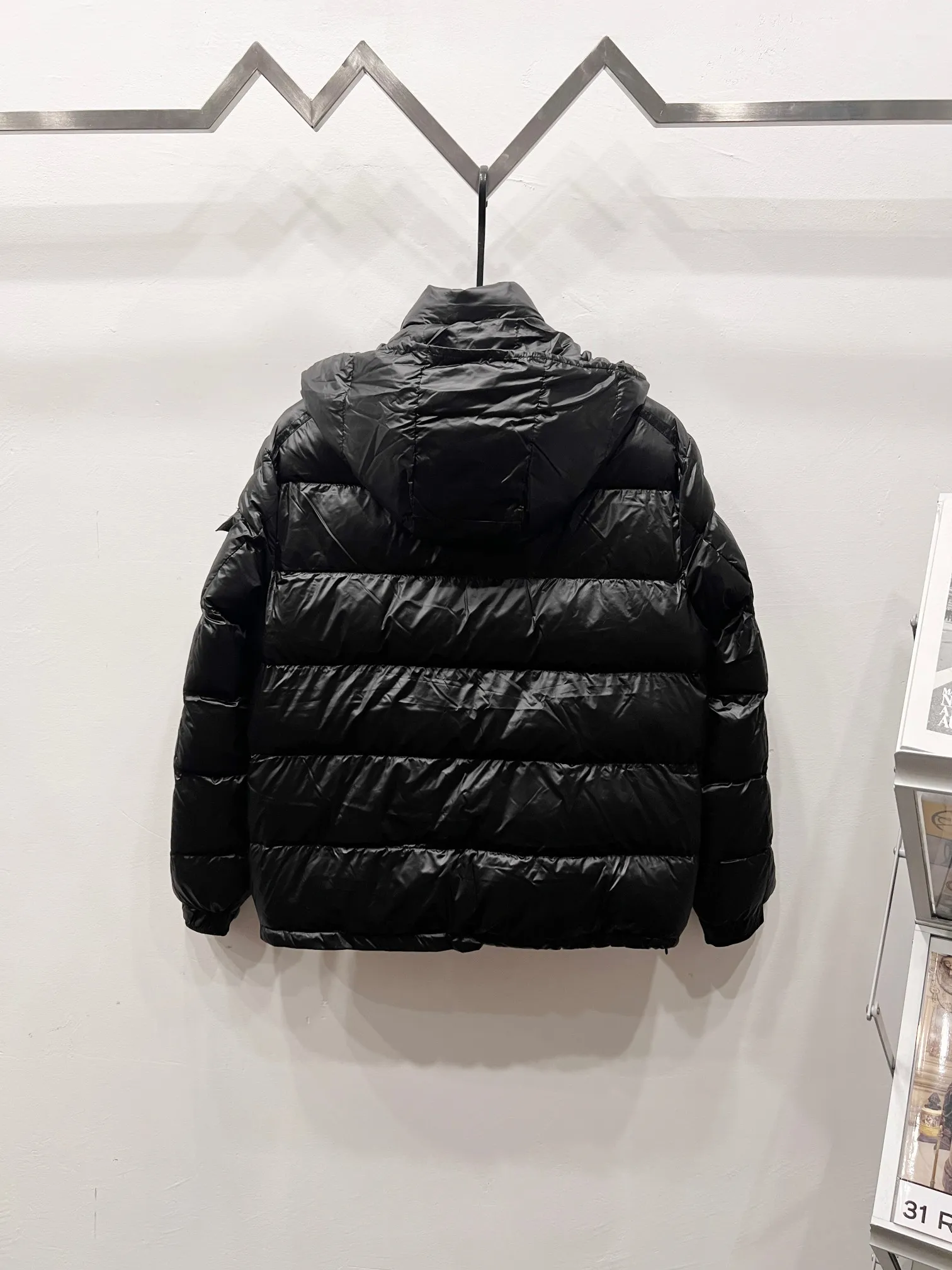 P490 Style No.: (B016) Moncler & Moncler Original 1:1 customized hardware accessories are all imported and original customization. Welcome to compare at the counter. Absolutely high quality. Made of top-grade 90 white duck down. Super soft and fluffy. Super heavy-duty. Fabrics with excellent workmanship and perfect shape. Note⚠The fabric is super comfortable for both men and women (first time making a down jacket this year. The running price is very cost-effective and breaks the ceiling) [Top-grade fabric + features: ✅The down content is 95 down, and the gram weight is about 320g. ✅The whole body is fully printed with LOGO. ✅Introducing a sense of fashion and luxury to achieve double standards of warmth and style. ✅It needs to be customized separately. It is very thick and has a three-dimensional and full feeling from 360 degrees! ✅The down jacket uses a double-layer anti-down liner design! Super windproof performance ✅Hardware 1:1 fully customized ZP craftsmanship: spot heavy goods! The highest version is produced by the same celebrity couple and must be good. This down jacket uses a double-layer anti-velvet liner design! It has super windproof performance and will be very warm when worn in winter! Filled with white duck down, the fluffiness is high, and it can be worn at minus ten degrees Celsius❗ Color: black Size: M-L-XL-XXL