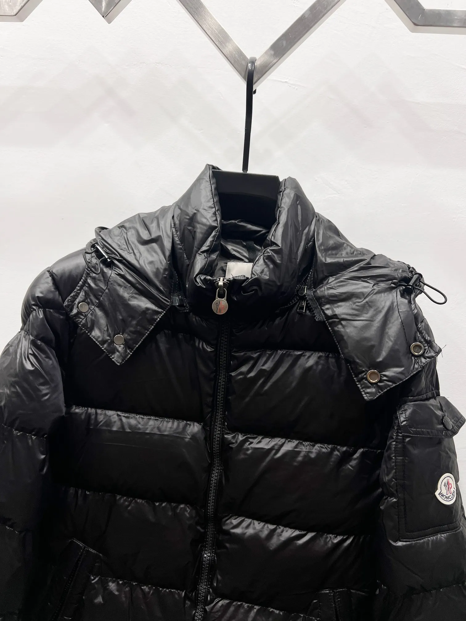 P490 Style No.: (B016) Moncler & Moncler Original 1:1 customized hardware accessories are all imported and original customization. Welcome to compare at the counter. Absolutely high quality. Made of top-grade 90 white duck down. Super soft and fluffy. Super heavy-duty. Fabrics with excellent workmanship and perfect shape. Note⚠The fabric is super comfortable for both men and women (first time making a down jacket this year. The running price is very cost-effective and breaks the ceiling) [Top-grade fabric + features: ✅The down content is 95 down, and the gram weight is about 320g. ✅The whole body is fully printed with LOGO. ✅Introducing a sense of fashion and luxury to achieve double standards of warmth and style. ✅It needs to be customized separately. It is very thick and has a three-dimensional and full feeling from 360 degrees! ✅The down jacket uses a double-layer anti-down liner design! Super windproof performance ✅Hardware 1:1 fully customized ZP craftsmanship: spot heavy goods! The highest version is produced by the same celebrity couple and must be good. This down jacket uses a double-layer anti-velvet liner design! It has super windproof performance and will be very warm when worn in winter! Filled with white duck down, the fluffiness is high, and it can be worn at minus ten degrees Celsius❗ Color: black Size: M-L-XL-XXL