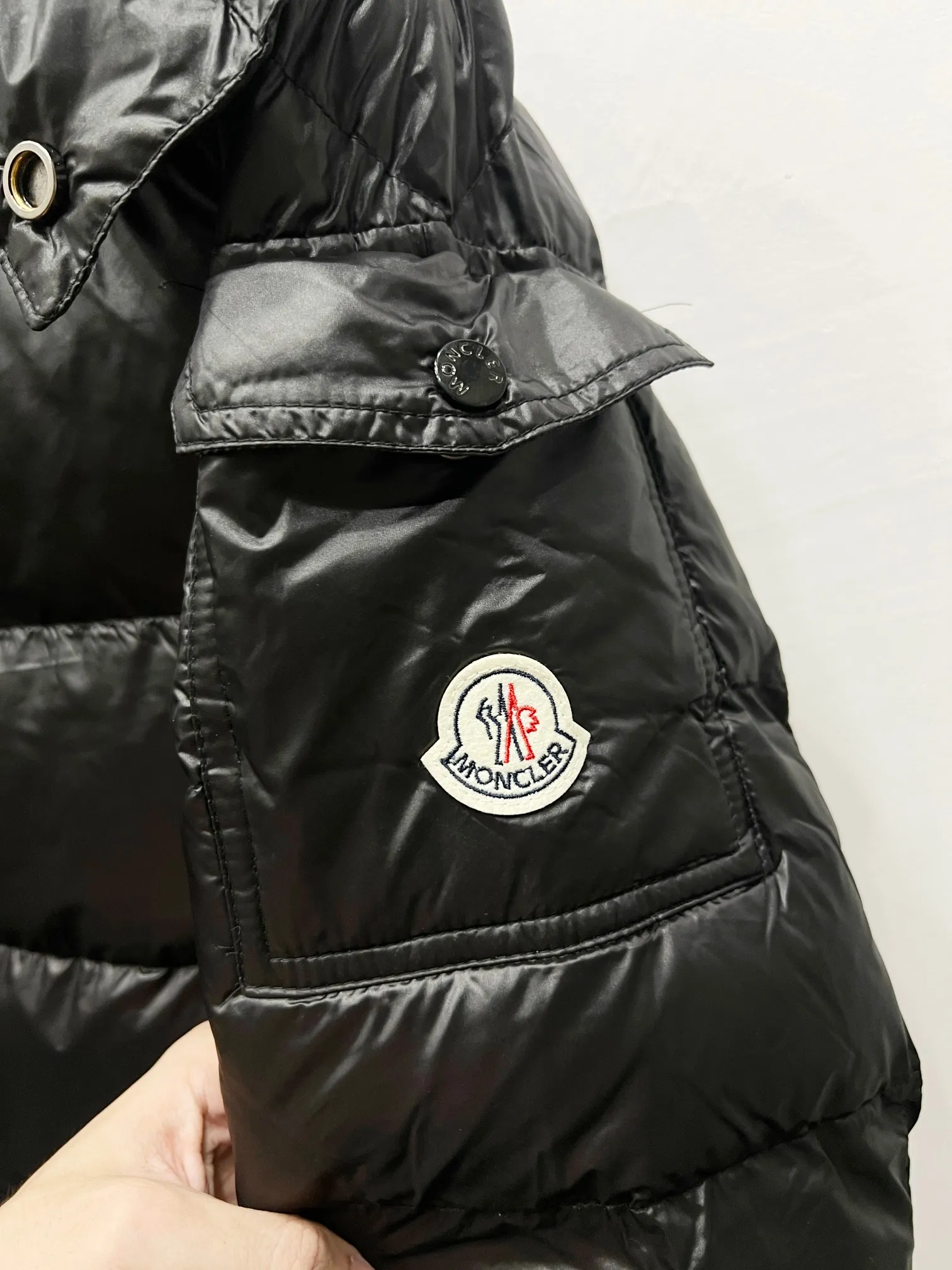 P490 Style No.: (B016) Moncler & Moncler Original 1:1 customized hardware accessories are all imported and original customization. Welcome to compare at the counter. Absolutely high quality. Made of top-grade 90 white duck down. Super soft and fluffy. Super heavy-duty. Fabrics with excellent workmanship and perfect shape. Note⚠The fabric is super comfortable for both men and women (first time making a down jacket this year. The running price is very cost-effective and breaks the ceiling) [Top-grade fabric + features: ✅The down content is 95 down, and the gram weight is about 320g. ✅The whole body is fully printed with LOGO. ✅Introducing a sense of fashion and luxury to achieve double standards of warmth and style. ✅It needs to be customized separately. It is very thick and has a three-dimensional and full feeling from 360 degrees! ✅The down jacket uses a double-layer anti-down liner design! Super windproof performance ✅Hardware 1:1 fully customized ZP craftsmanship: spot heavy goods! The highest version is produced by the same celebrity couple and must be good. This down jacket uses a double-layer anti-velvet liner design! It has super windproof performance and will be very warm when worn in winter! Filled with white duck down, the fluffiness is high, and it can be worn at minus ten degrees Celsius❗ Color: black Size: M-L-XL-XXL