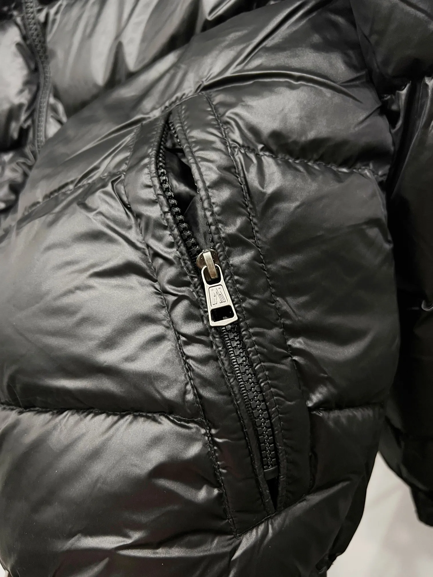 P490 Style No.: (B016) Moncler & Moncler Original 1:1 customized hardware accessories are all imported and original customization. Welcome to compare at the counter. Absolutely high quality. Made of top-grade 90 white duck down. Super soft and fluffy. Super heavy-duty. Fabrics with excellent workmanship and perfect shape. Note⚠The fabric is super comfortable for both men and women (first time making a down jacket this year. The running price is very cost-effective and breaks the ceiling) [Top-grade fabric + features: ✅The down content is 95 down, and the gram weight is about 320g. ✅The whole body is fully printed with LOGO. ✅Introducing a sense of fashion and luxury to achieve double standards of warmth and style. ✅It needs to be customized separately. It is very thick and has a three-dimensional and full feeling from 360 degrees! ✅The down jacket uses a double-layer anti-down liner design! Super windproof performance ✅Hardware 1:1 fully customized ZP craftsmanship: spot heavy goods! The highest version is produced by the same celebrity couple and must be good. This down jacket uses a double-layer anti-velvet liner design! It has super windproof performance and will be very warm when worn in winter! Filled with white duck down, the fluffiness is high, and it can be worn at minus ten degrees Celsius❗ Color: black Size: M-L-XL-XXL