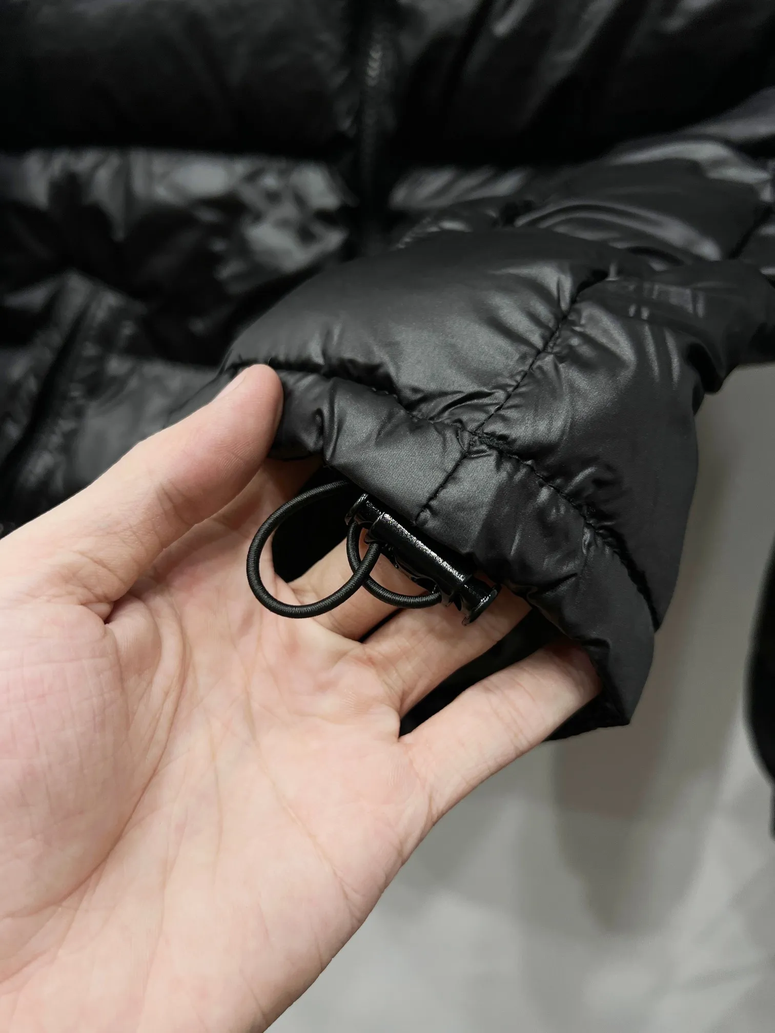 P490 Style No.: (B016) Moncler & Moncler Original 1:1 customized hardware accessories are all imported and original customization. Welcome to compare at the counter. Absolutely high quality. Made of top-grade 90 white duck down. Super soft and fluffy. Super heavy-duty. Fabrics with excellent workmanship and perfect shape. Note⚠The fabric is super comfortable for both men and women (first time making a down jacket this year. The running price is very cost-effective and breaks the ceiling) [Top-grade fabric + features: ✅The down content is 95 down, and the gram weight is about 320g. ✅The whole body is fully printed with LOGO. ✅Introducing a sense of fashion and luxury to achieve double standards of warmth and style. ✅It needs to be customized separately. It is very thick and has a three-dimensional and full feeling from 360 degrees! ✅The down jacket uses a double-layer anti-down liner design! Super windproof performance ✅Hardware 1:1 fully customized ZP craftsmanship: spot heavy goods! The highest version is produced by the same celebrity couple and must be good. This down jacket uses a double-layer anti-velvet liner design! It has super windproof performance and will be very warm when worn in winter! Filled with white duck down, the fluffiness is high, and it can be worn at minus ten degrees Celsius❗ Color: black Size: M-L-XL-XXL