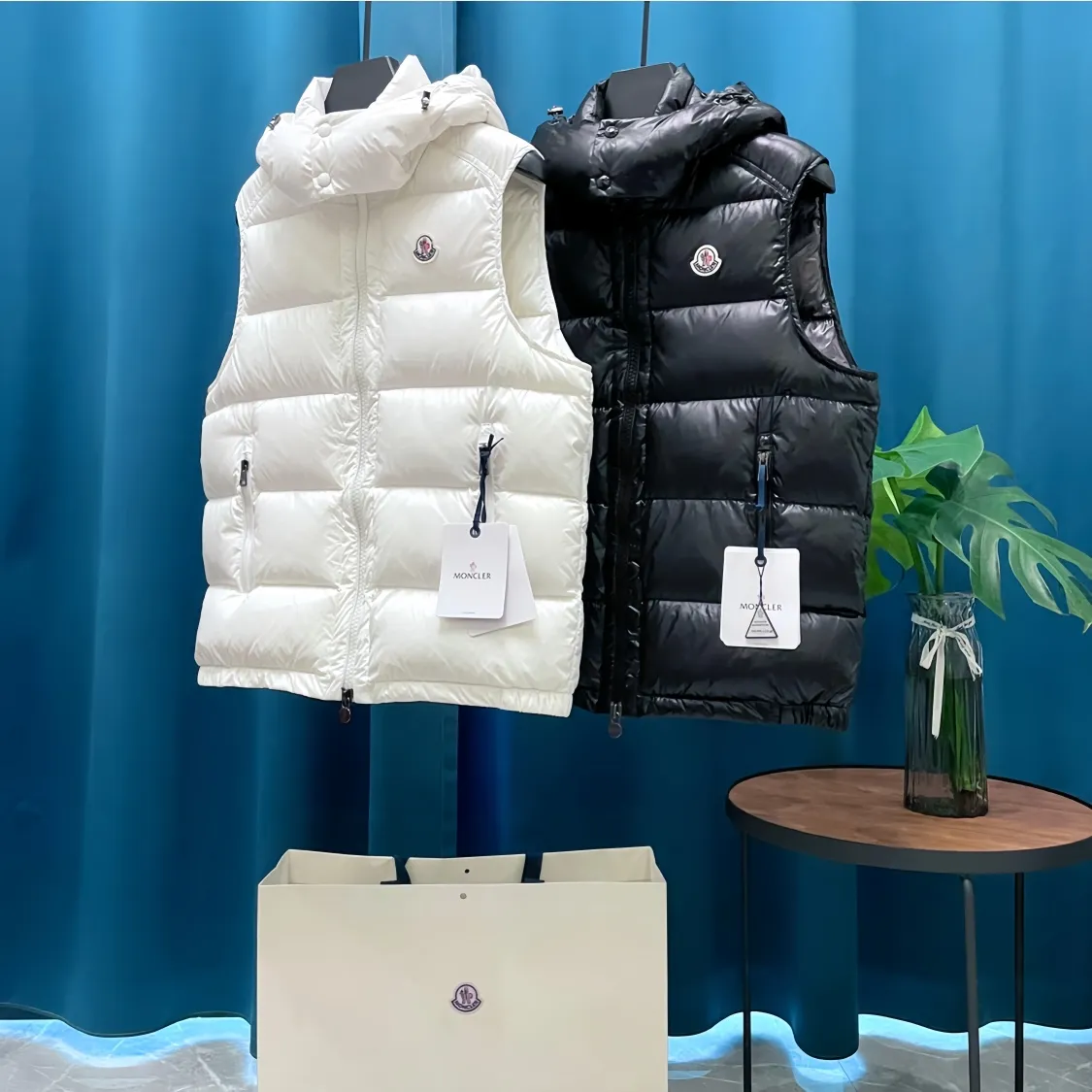 P700 Moncler➡️Mongolian Feather Emperor 🦢Down Down Vest Vest is now a hot sale at the counter! New winter down has been released 💥 New styles are popping up in an endless stream, down vest vest 1:1 original mold, 90 white goose down. The lining is thin, slim, comfortable and warm, simple and fashionable, super exquisite tailoring. The accessories and hardware are also meticulous. We just want to bring you good products. Same style for men and women. Sizes: 1 code, 2 codes, 3 codes, 4 codes, 5 codes.
