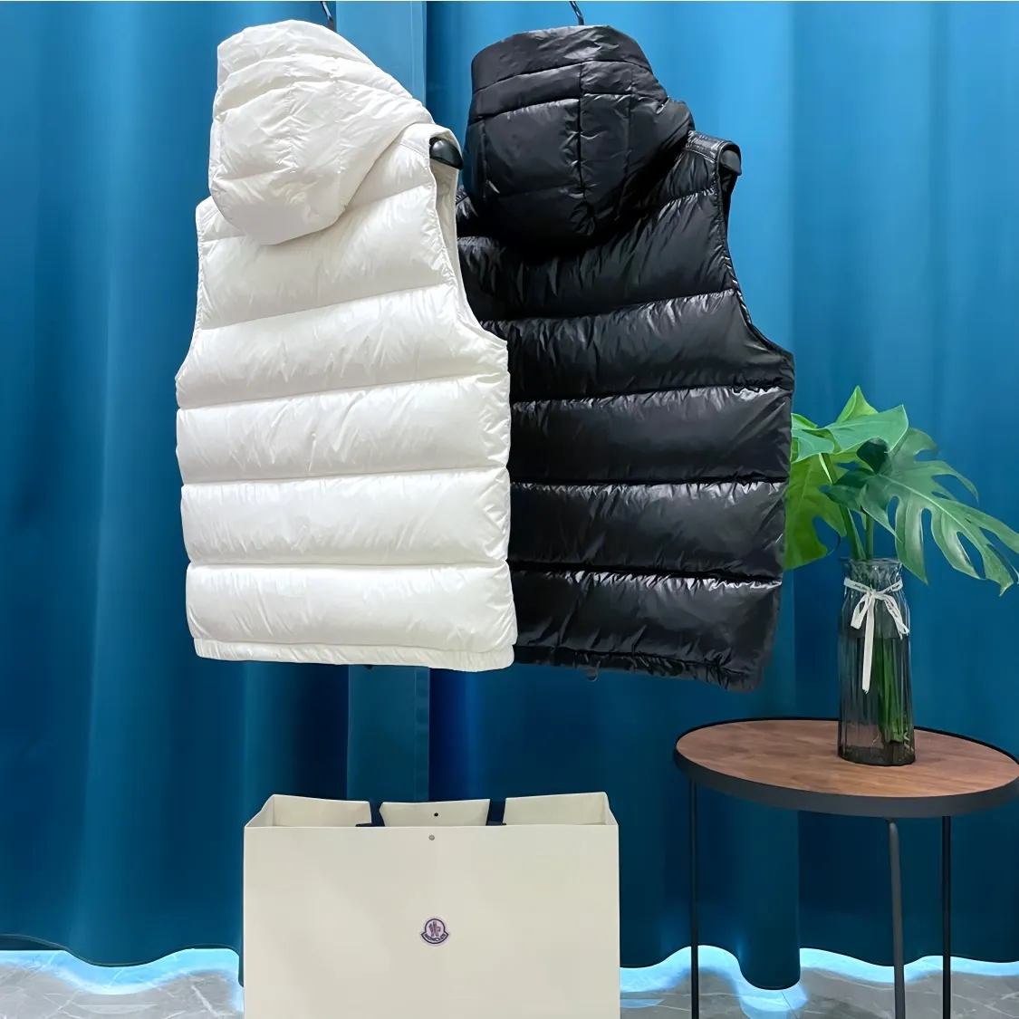 P700 Moncler➡️Mongolian Feather Emperor 🦢Down Down Vest Vest is now a hot sale at the counter! New winter down has been released 💥 New styles are popping up in an endless stream, down vest vest 1:1 original mold, 90 white goose down. The lining is thin, slim, comfortable and warm, simple and fashionable, super exquisite tailoring. The accessories and hardware are also meticulous. We just want to bring you good products. Same style for men and women. Sizes: 1 code, 2 codes, 3 codes, 4 codes, 5 codes.
