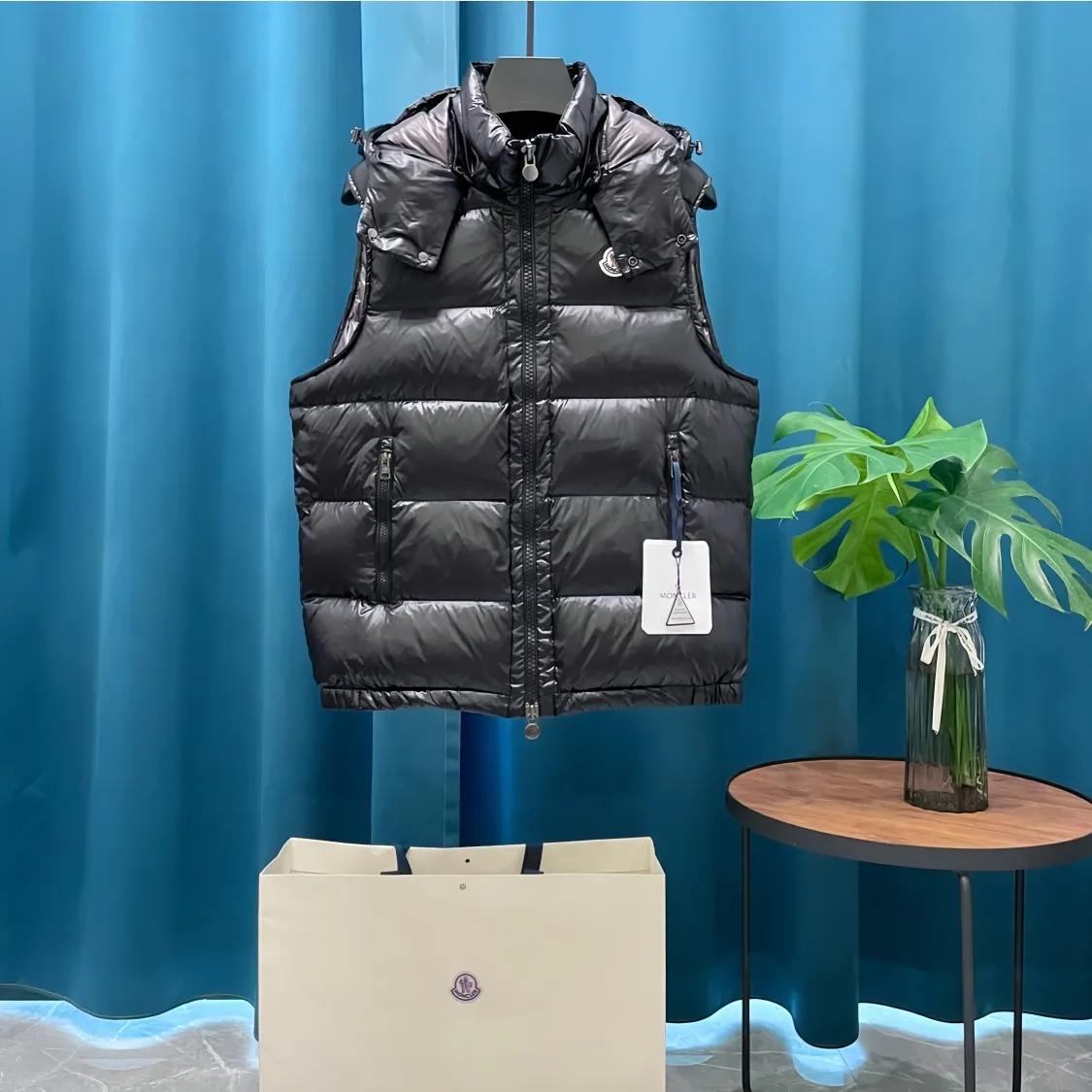 P700 Moncler➡️Mongolian Feather Emperor 🦢Down Down Vest Vest is now a hot sale at the counter! New winter down has been released 💥 New styles are popping up in an endless stream, down vest vest 1:1 original mold, 90 white goose down. The lining is thin, slim, comfortable and warm, simple and fashionable, super exquisite tailoring. The accessories and hardware are also meticulous. We just want to bring you good products. Same style for men and women. Sizes: 1 code, 2 codes, 3 codes, 4 codes, 5 codes.