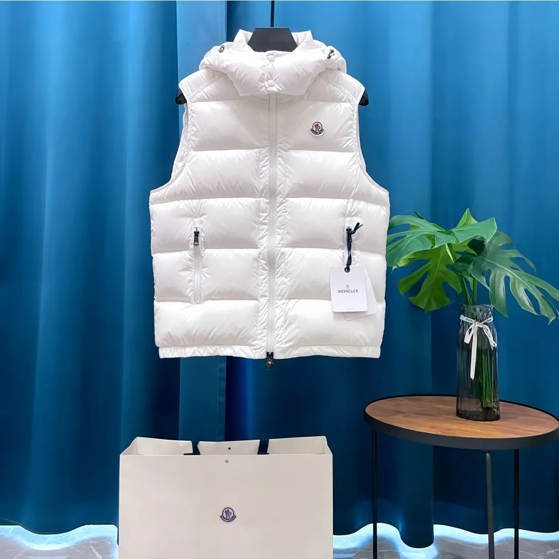 P700 Moncler➡️Mongolian Feather Emperor 🦢Down Down Vest Vest is now a hot sale at the counter! New winter down has been released 💥 New styles are popping up in an endless stream, down vest vest 1:1 original mold, 90 white goose down. The lining is thin, slim, comfortable and warm, simple and fashionable, super exquisite tailoring. The accessories and hardware are also meticulous. We just want to bring you good products. Same style for men and women. Sizes: 1 code, 2 codes, 3 codes, 4 codes, 5 codes.
