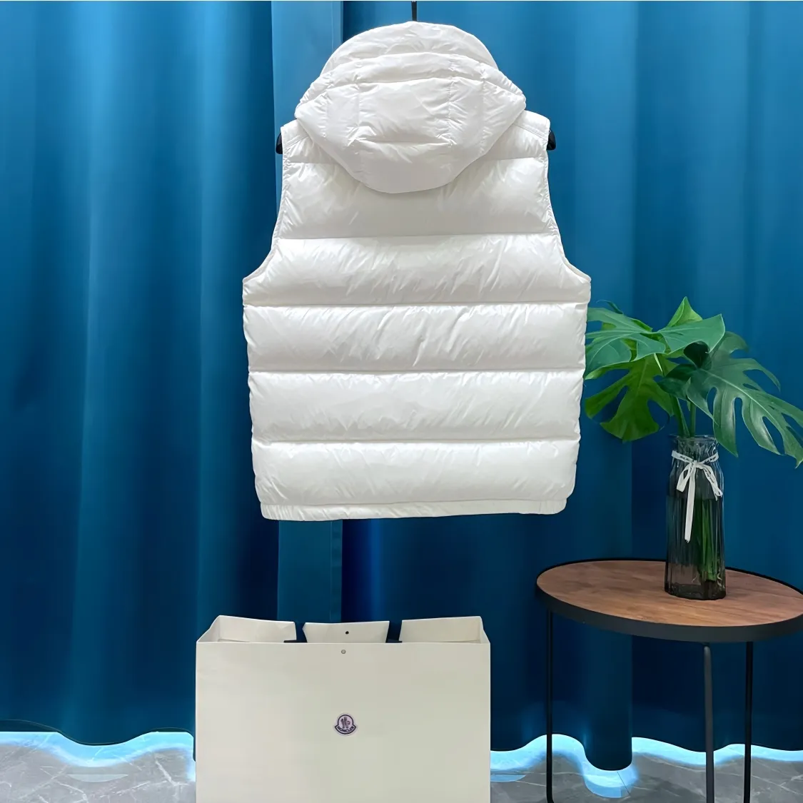 P700 Moncler➡️Mongolian Feather Emperor 🦢Down Down Vest Vest is now a hot sale at the counter! New winter down has been released 💥 New styles are popping up in an endless stream, down vest vest 1:1 original mold, 90 white goose down. The lining is thin, slim, comfortable and warm, simple and fashionable, super exquisite tailoring. The accessories and hardware are also meticulous. We just want to bring you good products. Same style for men and women. Sizes: 1 code, 2 codes, 3 codes, 4 codes, 5 codes.