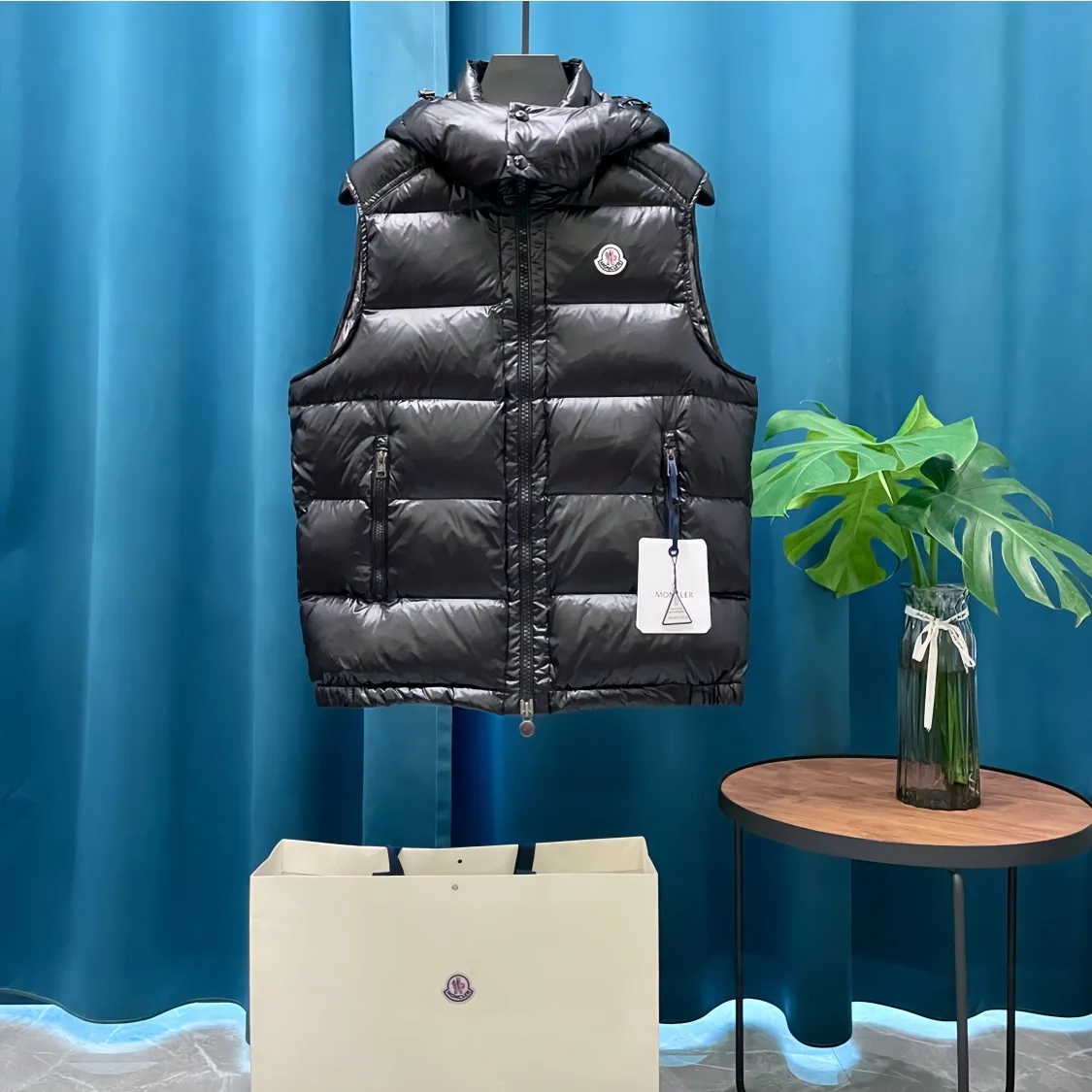 P700 Moncler➡️Mongolian Feather Emperor 🦢Down Down Vest Vest is now a hot sale at the counter! New winter down has been released 💥 New styles are popping up in an endless stream, down vest vest 1:1 original mold, 90 white goose down. The lining is thin, slim, comfortable and warm, simple and fashionable, super exquisite tailoring. The accessories and hardware are also meticulous. We just want to bring you good products. Same style for men and women. Sizes: 1 code, 2 codes, 3 codes, 4 codes, 5 codes.