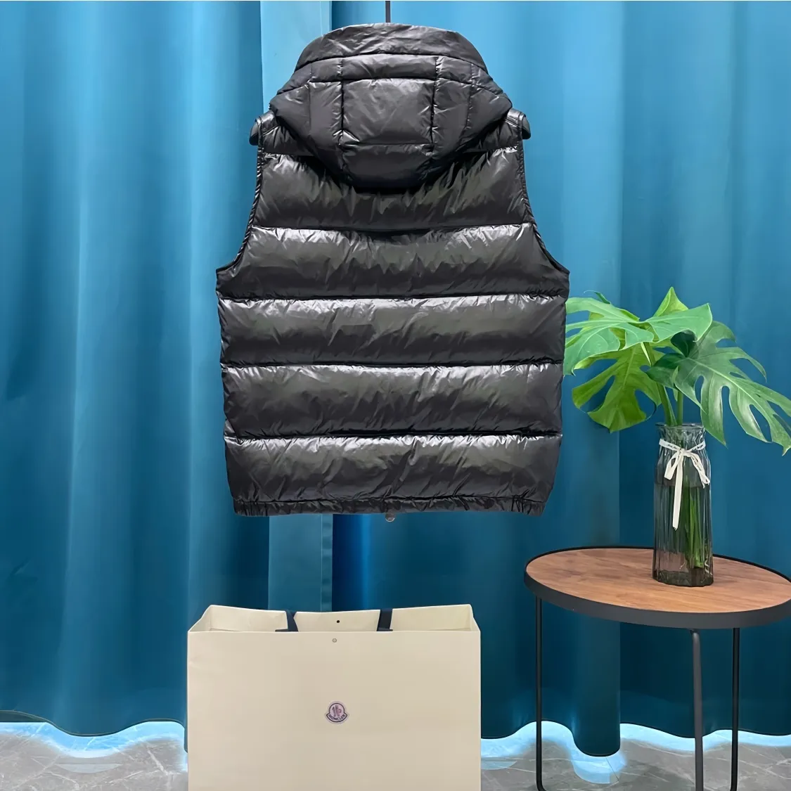 P700 Moncler➡️Mongolian Feather Emperor 🦢Down Down Vest Vest is now a hot sale at the counter! New winter down has been released 💥 New styles are popping up in an endless stream, down vest vest 1:1 original mold, 90 white goose down. The lining is thin, slim, comfortable and warm, simple and fashionable, super exquisite tailoring. The accessories and hardware are also meticulous. We just want to bring you good products. Same style for men and women. Sizes: 1 code, 2 codes, 3 codes, 4 codes, 5 codes.