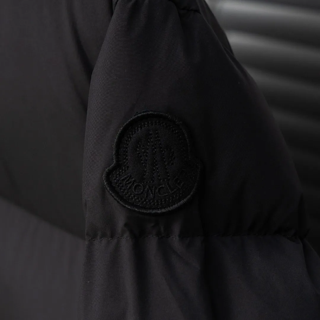 P1040 top version (different currency) Style: Moncler Moncler vouglans series stand collar large pocket bread down jacket (all made of national standard 90 goose down, sizes are all authentic digital sizes) Color: picture color Size: 0-1-2-3 Fabric: 90 goose down Accessories: a full set of customized accessories No gender distinction, the same style for men and women
