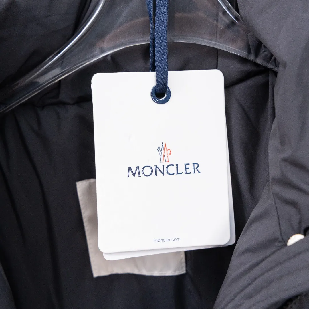 P1040 top version (different currency) Style: Moncler Moncler vouglans series stand collar large pocket bread down jacket (all made of national standard 90 goose down, sizes are all authentic digital sizes) Color: picture color Size: 0-1-2-3 Fabric: 90 goose down Accessories: a full set of customized accessories No gender distinction, the same style for men and women