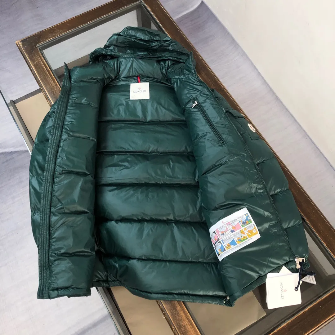 P880 🆕❤️Moncler’s latest 2024 autumn and winter couple’s style down jacket, with a streamlined straight cut design and a pull-out hood that can be properly stored in the zipper stand collar. Tricolor trim accents the collar. Filled with 90 velvet, warm and comfortable without being bloated, the bread suit pattern is formed by large squares, each square is evenly distributed✅ Color: Black Green Code Number: 1 2 3 4 5 (M～3xl)