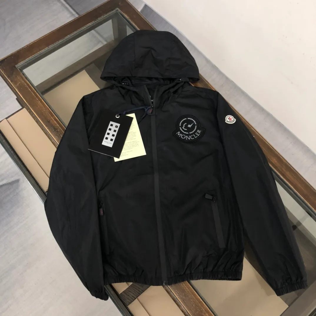P430, Moncler masked jacket, windbreaker, coat! The upper is soft and comfortable, windproof and rainproof and super lightweight! The style is even more fashionable, the zipper is engraved with the logo, and various details highlight the quality! It can be worn as a jacket in spring and autumn, and it is very nice to use in concave shapes! Practical and versatile. Size: M-2XL