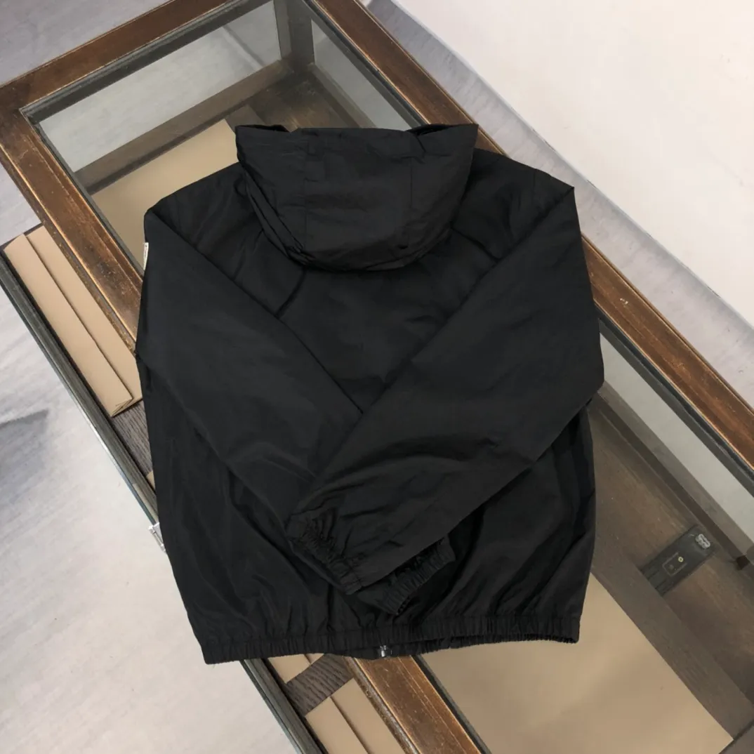 P430, Moncler masked jacket, windbreaker, coat! The upper is soft and comfortable, windproof and rainproof and super lightweight! The style is even more fashionable, the zipper is engraved with the logo, and various details highlight the quality! It can be worn as a jacket in spring and autumn, and it is very nice to use in concave shapes! Practical and versatile. Size: M-2XL