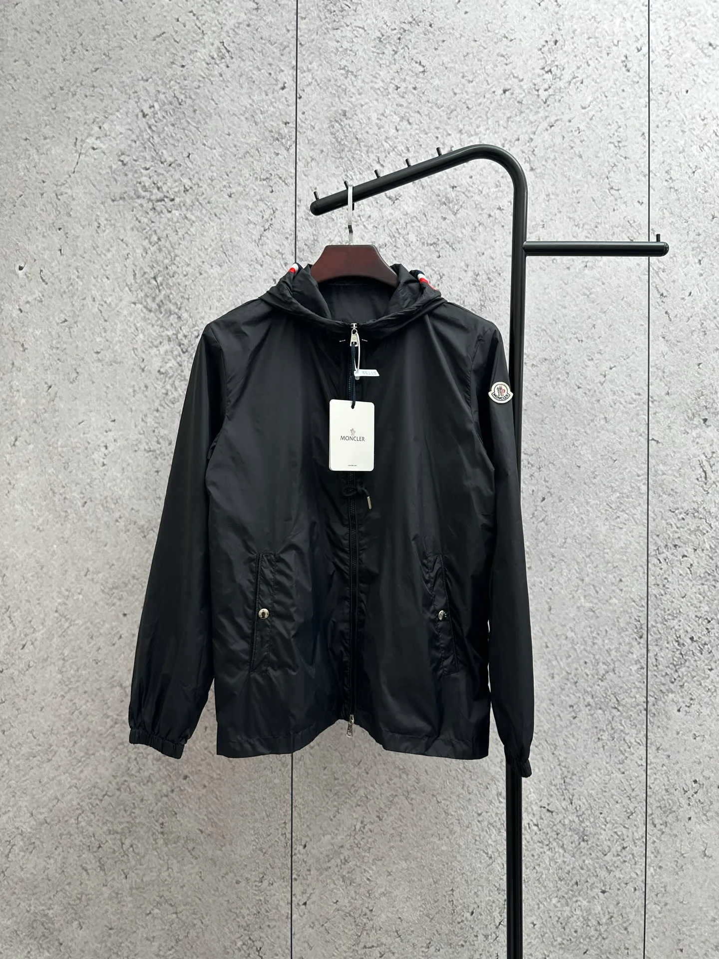 P370 💰Moncler/moncler/muzzle/windbreaker/hooded jacket/skin coat Original customized fabric Super soft nylon silky fabric Hardware original customized logo one to one Dual chip sensor: armband, wash mark Original pure cashmere customized armband Top embroidery Genuine cashmere Cashmere label closest to genuine (reject fake cashmere/anti-cashmere label fake at first glance) Color: black, white Size: 1-5 yards (80-180 pounds)