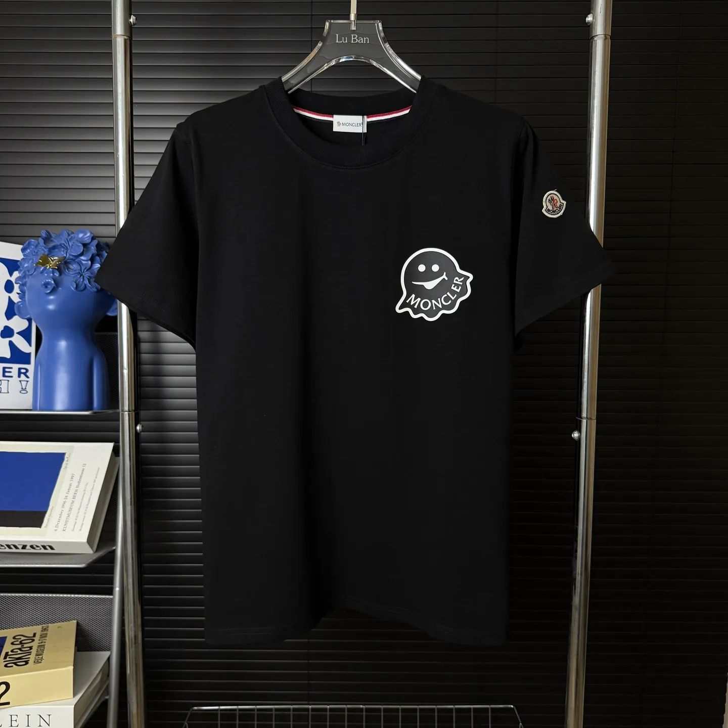 P170 A235 (Long-term replenishment, next day arrival) MONCLER/mask three-dimensional little monster offset printing letter LOGO round neck short-sleeved T-shirt exclusive first launch high-definition The fabric is made of 300 grams of heavyweight pure cotton, customized with 32 counts of double thread, and washed twice for ready-to-wear. The fabric is comfortable and skin-friendly. It is custom-dyed fabric with high textile density and good drape. It is not easy to deform or shrink. The thick texture and compact spinning process will not affect the breathability of the fabric. The color saturation is very high. Imported Tajima embroidery technology has a good upper body effect. It is a versatile and good-looking short sleeve. The loose version covers the flesh and makes you slim. Size: S~XL Color: white black