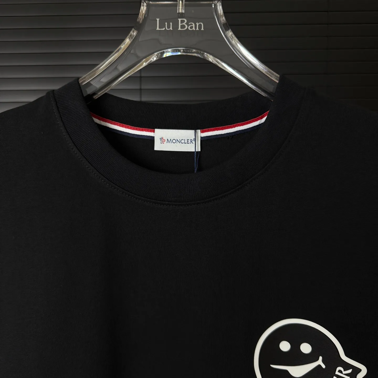 P170 A235 (Long-term replenishment, next day arrival) MONCLER/mask three-dimensional little monster offset printing letter LOGO round neck short-sleeved T-shirt exclusive first launch high-definition The fabric is made of 300 grams of heavyweight pure cotton, customized with 32 counts of double thread, and washed twice for ready-to-wear. The fabric is comfortable and skin-friendly. It is custom-dyed fabric with high textile density and good drape. It is not easy to deform or shrink. The thick texture and compact spinning process will not affect the breathability of the fabric. The color saturation is very high. Imported Tajima embroidery technology has a good upper body effect. It is a versatile and good-looking short sleeve. The loose version covers the flesh and makes you slim. Size: S~XL Color: white black
