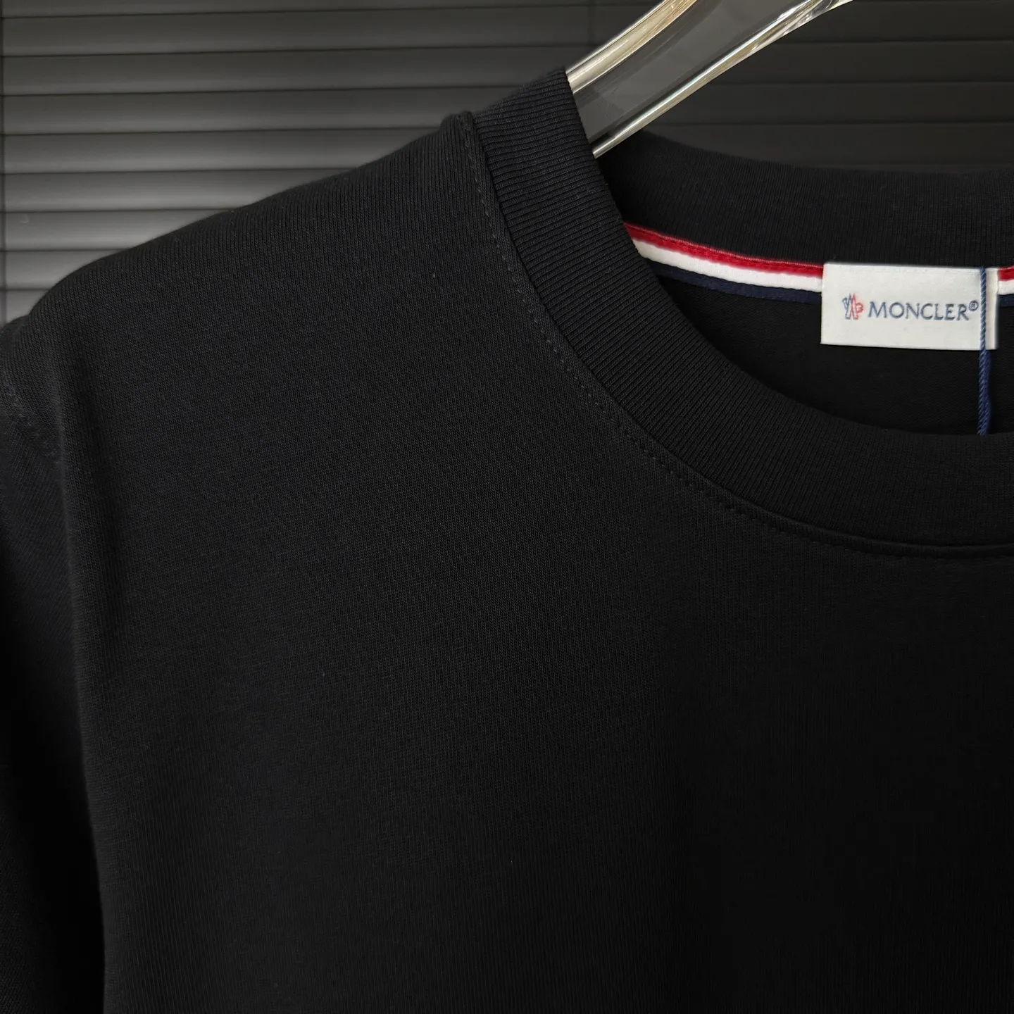 P170 A235 (Long-term replenishment, next day arrival) MONCLER/mask three-dimensional little monster offset printing letter LOGO round neck short-sleeved T-shirt exclusive first launch high-definition The fabric is made of 300 grams of heavyweight pure cotton, customized with 32 counts of double thread, and washed twice for ready-to-wear. The fabric is comfortable and skin-friendly. It is custom-dyed fabric with high textile density and good drape. It is not easy to deform or shrink. The thick texture and compact spinning process will not affect the breathability of the fabric. The color saturation is very high. Imported Tajima embroidery technology has a good upper body effect. It is a versatile and good-looking short sleeve. The loose version covers the flesh and makes you slim. Size: S~XL Color: white black