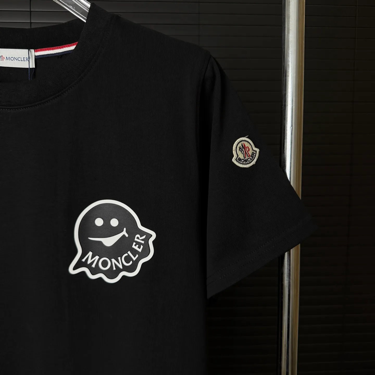 P170 A235 (Long-term replenishment, next day arrival) MONCLER/mask three-dimensional little monster offset printing letter LOGO round neck short-sleeved T-shirt exclusive first launch high-definition The fabric is made of 300 grams of heavyweight pure cotton, customized with 32 counts of double thread, and washed twice for ready-to-wear. The fabric is comfortable and skin-friendly. It is custom-dyed fabric with high textile density and good drape. It is not easy to deform or shrink. The thick texture and compact spinning process will not affect the breathability of the fabric. The color saturation is very high. Imported Tajima embroidery technology has a good upper body effect. It is a versatile and good-looking short sleeve. The loose version covers the flesh and makes you slim. Size: S~XL Color: white black