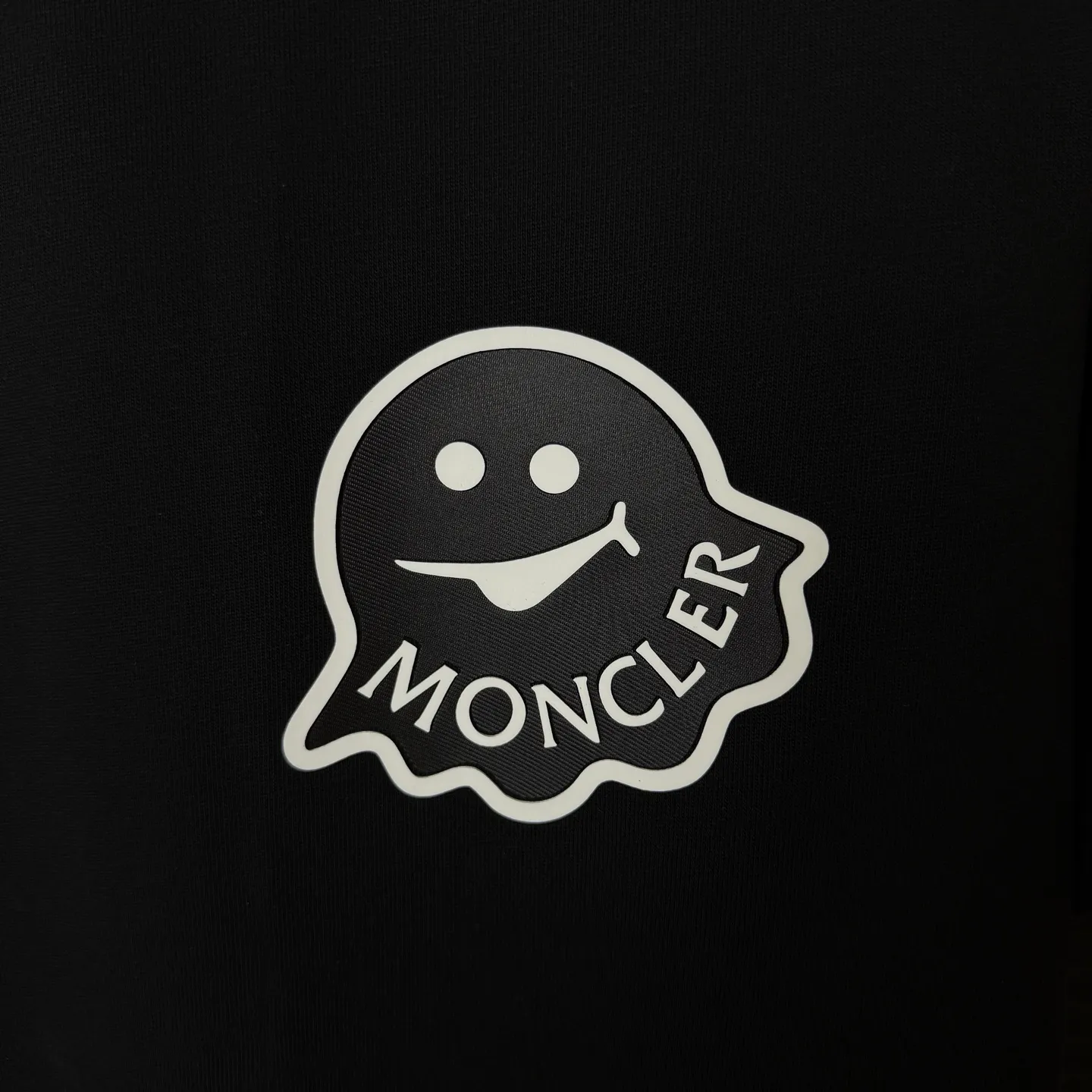 P170 A235 (Long-term replenishment, next day arrival) MONCLER/mask three-dimensional little monster offset printing letter LOGO round neck short-sleeved T-shirt exclusive first launch high-definition The fabric is made of 300 grams of heavyweight pure cotton, customized with 32 counts of double thread, and washed twice for ready-to-wear. The fabric is comfortable and skin-friendly. It is custom-dyed fabric with high textile density and good drape. It is not easy to deform or shrink. The thick texture and compact spinning process will not affect the breathability of the fabric. The color saturation is very high. Imported Tajima embroidery technology has a good upper body effect. It is a versatile and good-looking short sleeve. The loose version covers the flesh and makes you slim. Size: S~XL Color: white black