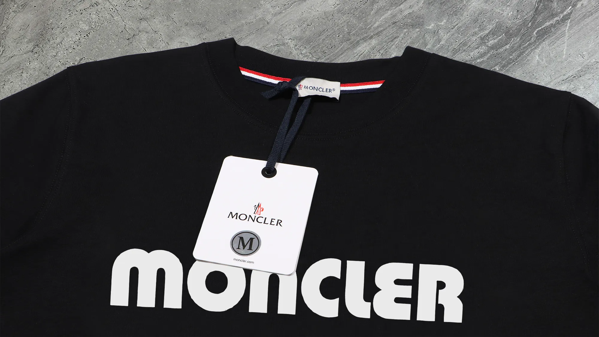 P140 💰Upgraded version "Mobile phone smart sensor ~ NFC chip armband ~ direct access to the official website for anti-counterfeiting" "Moncler ~ Mouth Mouth" 2025 new high-quality round neck short-sleeved T-shirt. The cuffs have imported embroidered labels. Customized dyeing, very comfortable to touch. Super versatile and good-looking short-sleeved. Complete with three labels. Non-market ordinary version. Feel free to compare. Quality is absolutely guaranteed! ‼ First of all, this original fabric is all custom-woven with 32-count double yarn fabric, 250G, and the weight is the same‼ Fine workmanship, double waistcoat method, double waistcoat method, double waistcoat method makes the whole dress more three-dimensional, which is not a craft that ordinary T-shirts can achieve🤪 Size: S-M-L-XL-2XL Color: black, white, apricot, same style for men and women
