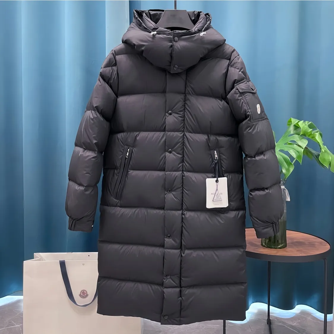 P900 Moncler ➡️New Meng Mouth Autumn and Winter Product Vezere🦢Goose down long down jacket, same style for men and women. This Vezere long down basic warm item highlights Moncler's style characteristics. The Vezere down jacket is made of longue saison fabric, which is both lightweight and warm. This short down jacket features a hood that can be easily removed depending on the weather. The jacket's silhouette and sleeve patch pockets pay homage to the iconic Moncler Maya down jacket. •Made in longue saison fabric •Nylon léger brillant lining •Down filled •Removable and adjustable hood •Zip and snap fastening •Zip pockets •Patch pockets on sleeves •Adjustable cuffs •Drawstring hem