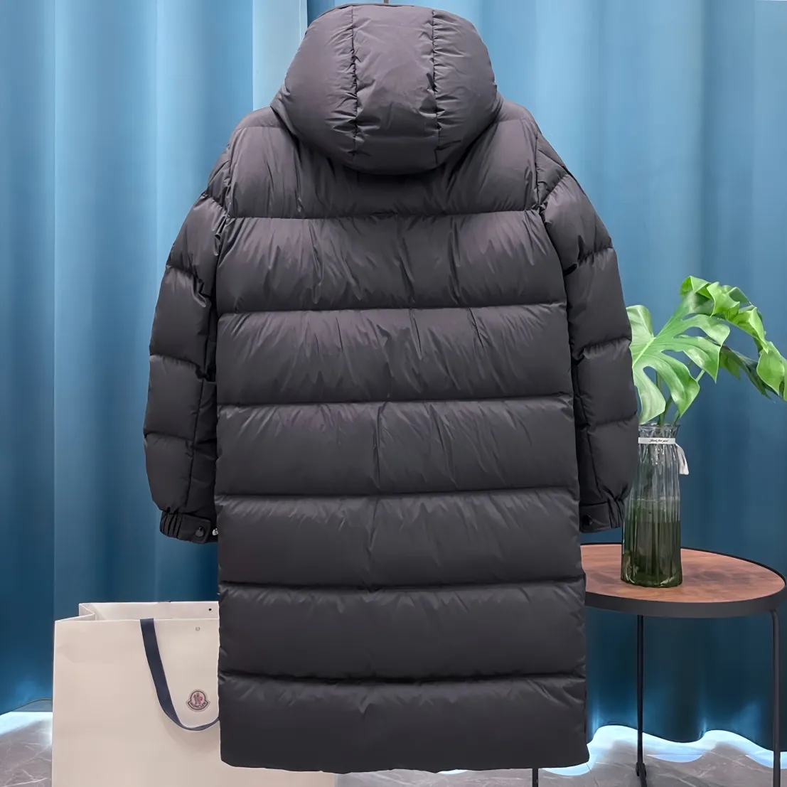 P900 Moncler ➡️New Meng Mouth Autumn and Winter Product Vezere🦢Goose down long down jacket, same style for men and women. This Vezere long down basic warm item highlights Moncler's style characteristics. The Vezere down jacket is made of longue saison fabric, which is both lightweight and warm. This short down jacket features a hood that can be easily removed depending on the weather. The jacket's silhouette and sleeve patch pockets pay homage to the iconic Moncler Maya down jacket. •Made in longue saison fabric •Nylon léger brillant lining •Down filled •Removable and adjustable hood •Zip and snap fastening •Zip pockets •Patch pockets on sleeves •Adjustable cuffs •Drawstring hem