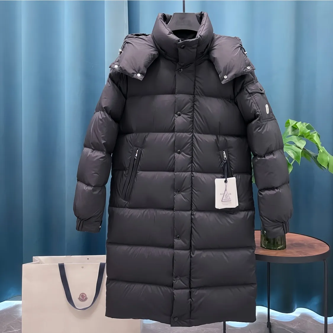 P900 Moncler ➡️New Meng Mouth Autumn and Winter Product Vezere🦢Goose down long down jacket, same style for men and women. This Vezere long down basic warm item highlights Moncler's style characteristics. The Vezere down jacket is made of longue saison fabric, which is both lightweight and warm. This short down jacket features a hood that can be easily removed depending on the weather. The jacket's silhouette and sleeve patch pockets pay homage to the iconic Moncler Maya down jacket. •Made in longue saison fabric •Nylon léger brillant lining •Down filled •Removable and adjustable hood •Zip and snap fastening •Zip pockets •Patch pockets on sleeves •Adjustable cuffs •Drawstring hem
