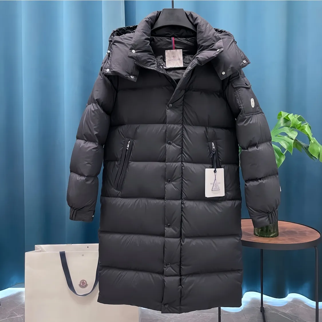 P900 Moncler ➡️New Meng Mouth Autumn and Winter Product Vezere🦢Goose down long down jacket, same style for men and women. This Vezere long down basic warm item highlights Moncler's style characteristics. The Vezere down jacket is made of longue saison fabric, which is both lightweight and warm. This short down jacket features a hood that can be easily removed depending on the weather. The jacket's silhouette and sleeve patch pockets pay homage to the iconic Moncler Maya down jacket. •Made in longue saison fabric •Nylon léger brillant lining •Down filled •Removable and adjustable hood •Zip and snap fastening •Zip pockets •Patch pockets on sleeves •Adjustable cuffs •Drawstring hem