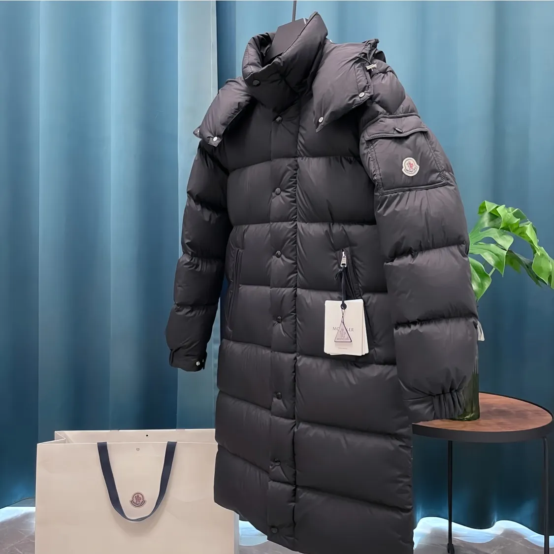 P900 Moncler ➡️New Meng Mouth Autumn and Winter Product Vezere🦢Goose down long down jacket, same style for men and women. This Vezere long down basic warm item highlights Moncler's style characteristics. The Vezere down jacket is made of longue saison fabric, which is both lightweight and warm. This short down jacket features a hood that can be easily removed depending on the weather. The jacket's silhouette and sleeve patch pockets pay homage to the iconic Moncler Maya down jacket. •Made in longue saison fabric •Nylon léger brillant lining •Down filled •Removable and adjustable hood •Zip and snap fastening •Zip pockets •Patch pockets on sleeves •Adjustable cuffs •Drawstring hem