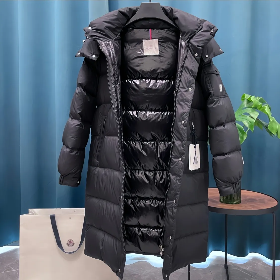 P900 Moncler ➡️New Meng Mouth Autumn and Winter Product Vezere🦢Goose down long down jacket, same style for men and women. This Vezere long down basic warm item highlights Moncler's style characteristics. The Vezere down jacket is made of longue saison fabric, which is both lightweight and warm. This short down jacket features a hood that can be easily removed depending on the weather. The jacket's silhouette and sleeve patch pockets pay homage to the iconic Moncler Maya down jacket. •Made in longue saison fabric •Nylon léger brillant lining •Down filled •Removable and adjustable hood •Zip and snap fastening •Zip pockets •Patch pockets on sleeves •Adjustable cuffs •Drawstring hem