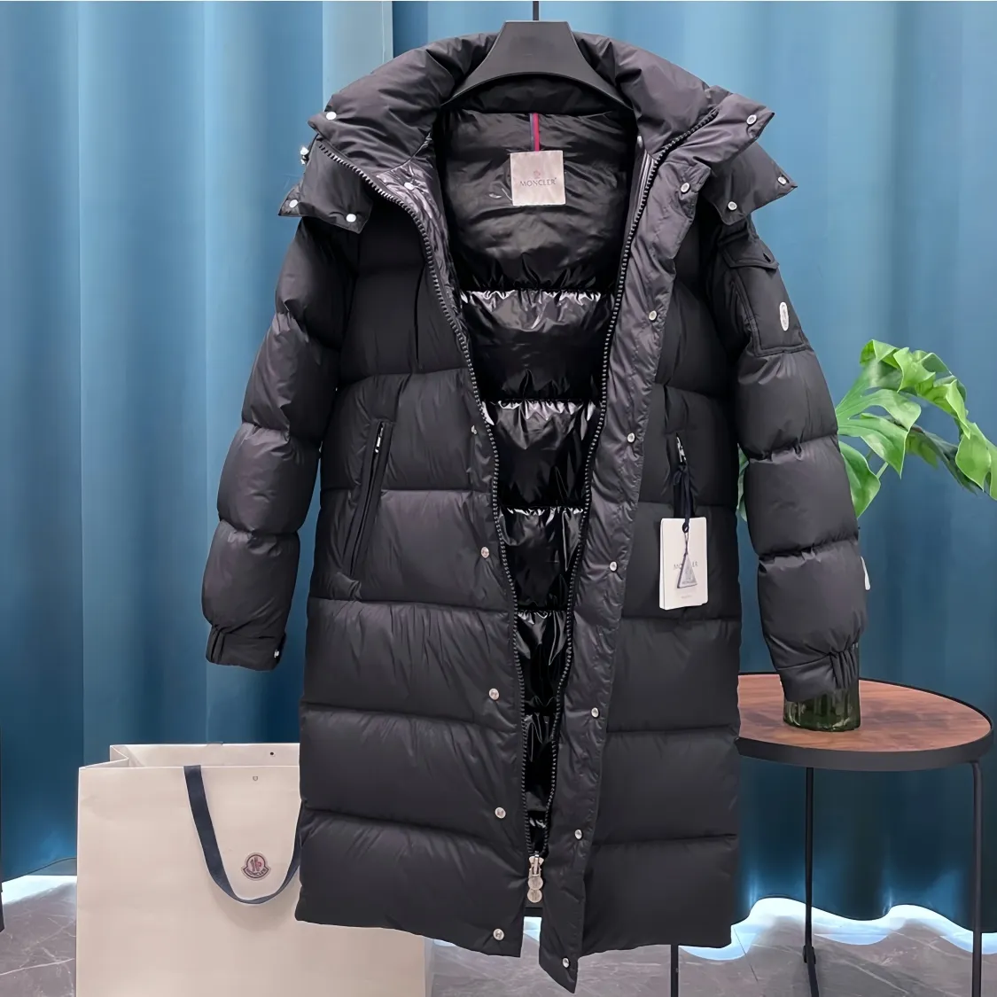 P900 Moncler ➡️New Meng Mouth Autumn and Winter Product Vezere🦢Goose down long down jacket, same style for men and women. This Vezere long down basic warm item highlights Moncler's style characteristics. The Vezere down jacket is made of longue saison fabric, which is both lightweight and warm. This short down jacket features a hood that can be easily removed depending on the weather. The jacket's silhouette and sleeve patch pockets pay homage to the iconic Moncler Maya down jacket. •Made in longue saison fabric •Nylon léger brillant lining •Down filled •Removable and adjustable hood •Zip and snap fastening •Zip pockets •Patch pockets on sleeves •Adjustable cuffs •Drawstring hem