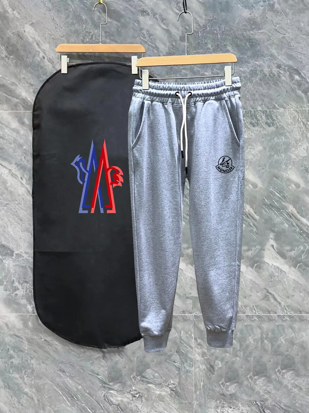 P270 Moncler Meng Mouth Autumn and Winter Show Style Slim-fitting Lines Beautifully Printed Simple Logo Sweatpants Domestic Factory Export Supplying Fabrics from Top Brands 360g Weight Compatible with All Figures Black and White Drawstring Design on the Elastic Belt at the Waist Customized Drawstring Pockets with Diagonal Pocket Design on Both Sides There is also a Small Pocket at the Back Color: Black Gray Size S-XL