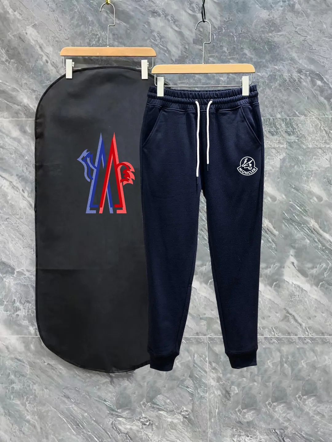P270 Moncler Meng Mouth Autumn and Winter Show Style Slim-fitting Lines Beautifully Printed Simple Logo Sweatpants Domestic Factory Export Supplying Fabrics from Top Brands 360g Weight Compatible with All Figures Black and White Drawstring Design on the Elastic Belt at the Waist Customized Drawstring Pockets with Diagonal Pocket Design on Both Sides There is also a Small Pocket at the Back Color: Black Gray Size S-XL
