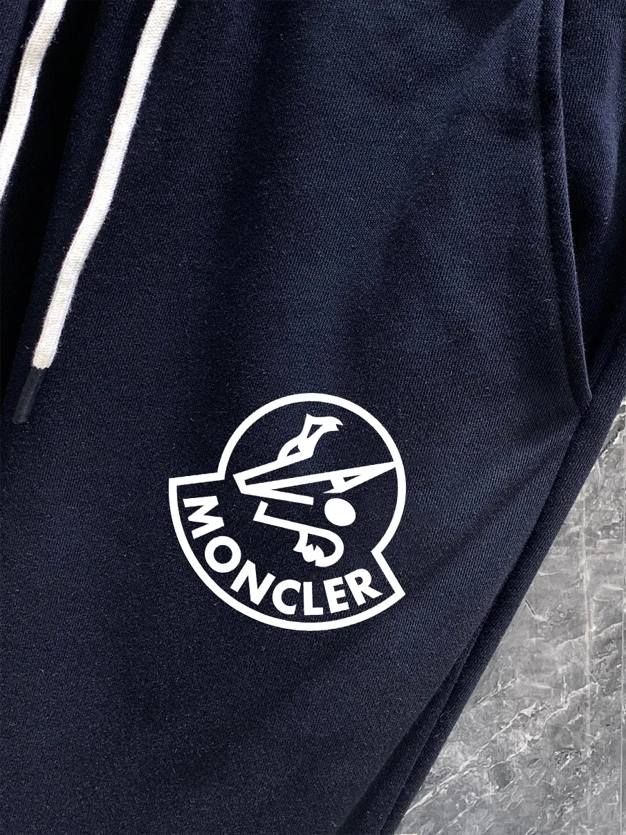 P270 Moncler Meng Mouth Autumn and Winter Show Style Slim-fitting Lines Beautifully Printed Simple Logo Sweatpants Domestic Factory Export Supplying Fabrics from Top Brands 360g Weight Compatible with All Figures Black and White Drawstring Design on the Elastic Belt at the Waist Customized Drawstring Pockets with Diagonal Pocket Design on Both Sides There is also a Small Pocket at the Back Color: Black Gray Size S-XL