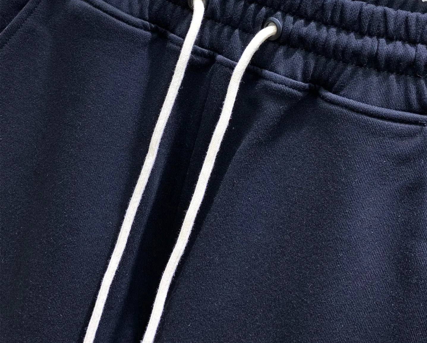 P270 Moncler Meng Mouth Autumn and Winter Show Style Slim-fitting Lines Beautifully Printed Simple Logo Sweatpants Domestic Factory Export Supplying Fabrics from Top Brands 360g Weight Compatible with All Figures Black and White Drawstring Design on the Elastic Belt at the Waist Customized Drawstring Pockets with Diagonal Pocket Design on Both Sides There is also a Small Pocket at the Back Color: Black Gray Size S-XL