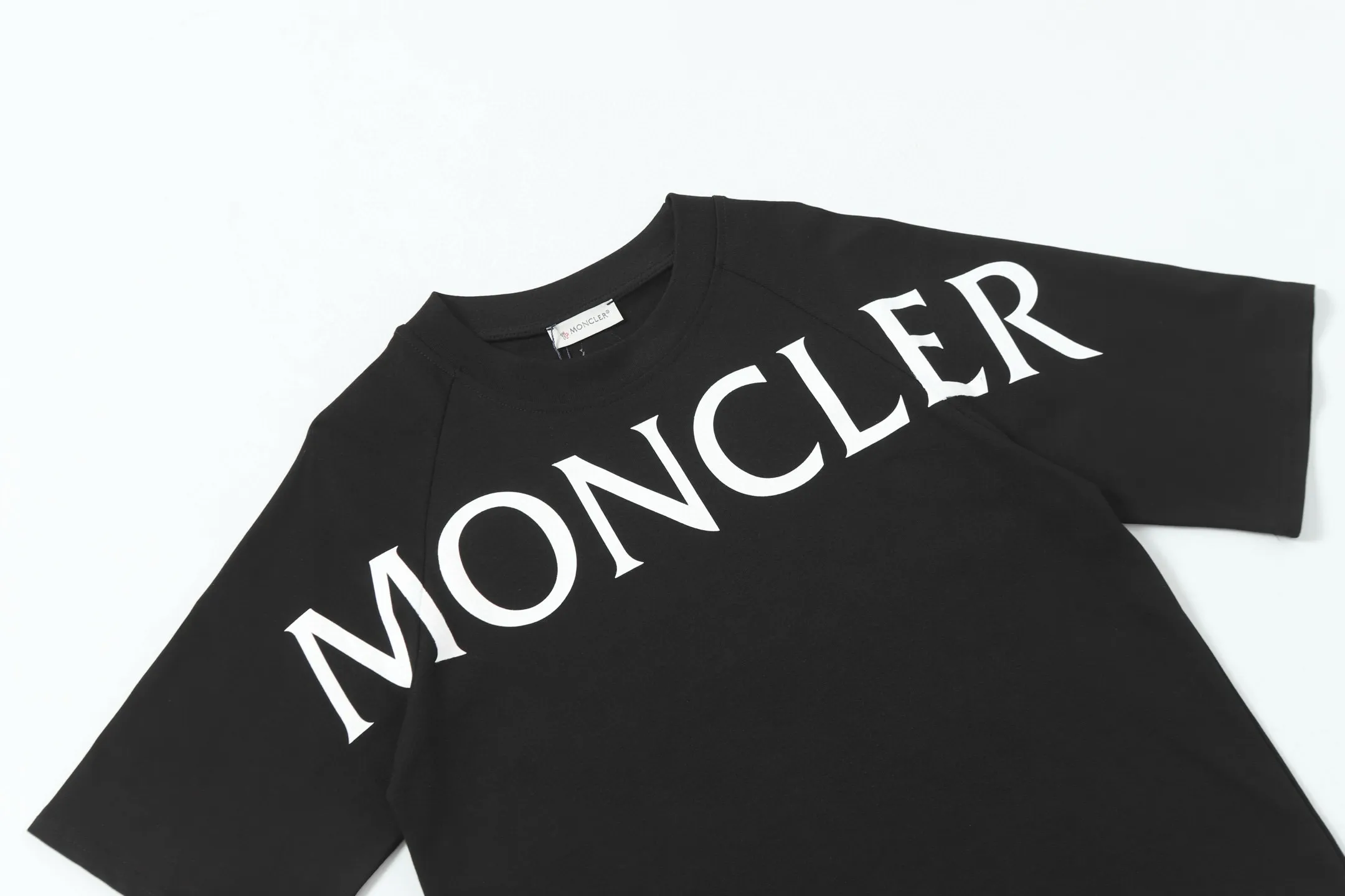 P140 Style No.: 833 〈MONCLER〉The price of the mousse is actually quite advantageous. Those who have been to the counters should know that the price of the mousse is not much cheaper than Gucci Burberry. It is just relatively low-key and unwilling to hype. It is a picture that you want to buy or not. It has an arrogant existence... Exclusively customized 270 grams of 32-count double yarn smooth cotton. The texture is very soft and comfortable. 100% different from the top fabrics in the market (does not shrink, deform, or pill). Paired with 320g 1*1 thread (fabric threads are dyed in the same vat, no color difference, threads are not easily deformed). Heavy embroidery is laminated, and the customer's upper body will not be scratched. Color: Black White Size: S-XL