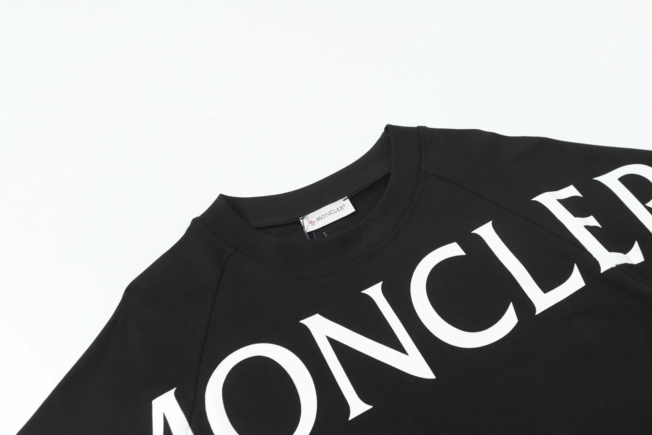 P140 Style No.: 833 〈MONCLER〉The price of the mousse is actually quite advantageous. Those who have been to the counters should know that the price of the mousse is not much cheaper than Gucci Burberry. It is just relatively low-key and unwilling to hype. It is a picture that you want to buy or not. It has an arrogant existence... Exclusively customized 270 grams of 32-count double yarn smooth cotton. The texture is very soft and comfortable. 100% different from the top fabrics in the market (does not shrink, deform, or pill). Paired with 320g 1*1 thread (fabric threads are dyed in the same vat, no color difference, threads are not easily deformed). Heavy embroidery is laminated, and the customer's upper body will not be scratched. Color: Black White Size: S-XL