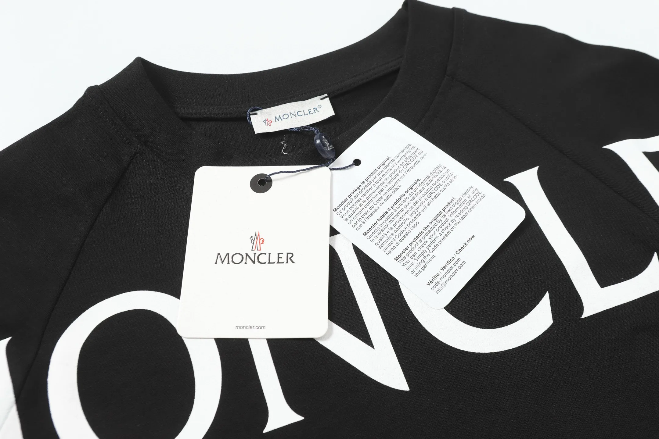 P140 Style No.: 833 〈MONCLER〉The price of the mousse is actually quite advantageous. Those who have been to the counters should know that the price of the mousse is not much cheaper than Gucci Burberry. It is just relatively low-key and unwilling to hype. It is a picture that you want to buy or not. It has an arrogant existence... Exclusively customized 270 grams of 32-count double yarn smooth cotton. The texture is very soft and comfortable. 100% different from the top fabrics in the market (does not shrink, deform, or pill). Paired with 320g 1*1 thread (fabric threads are dyed in the same vat, no color difference, threads are not easily deformed). Heavy embroidery is laminated, and the customer's upper body will not be scratched. Color: Black White Size: S-XL