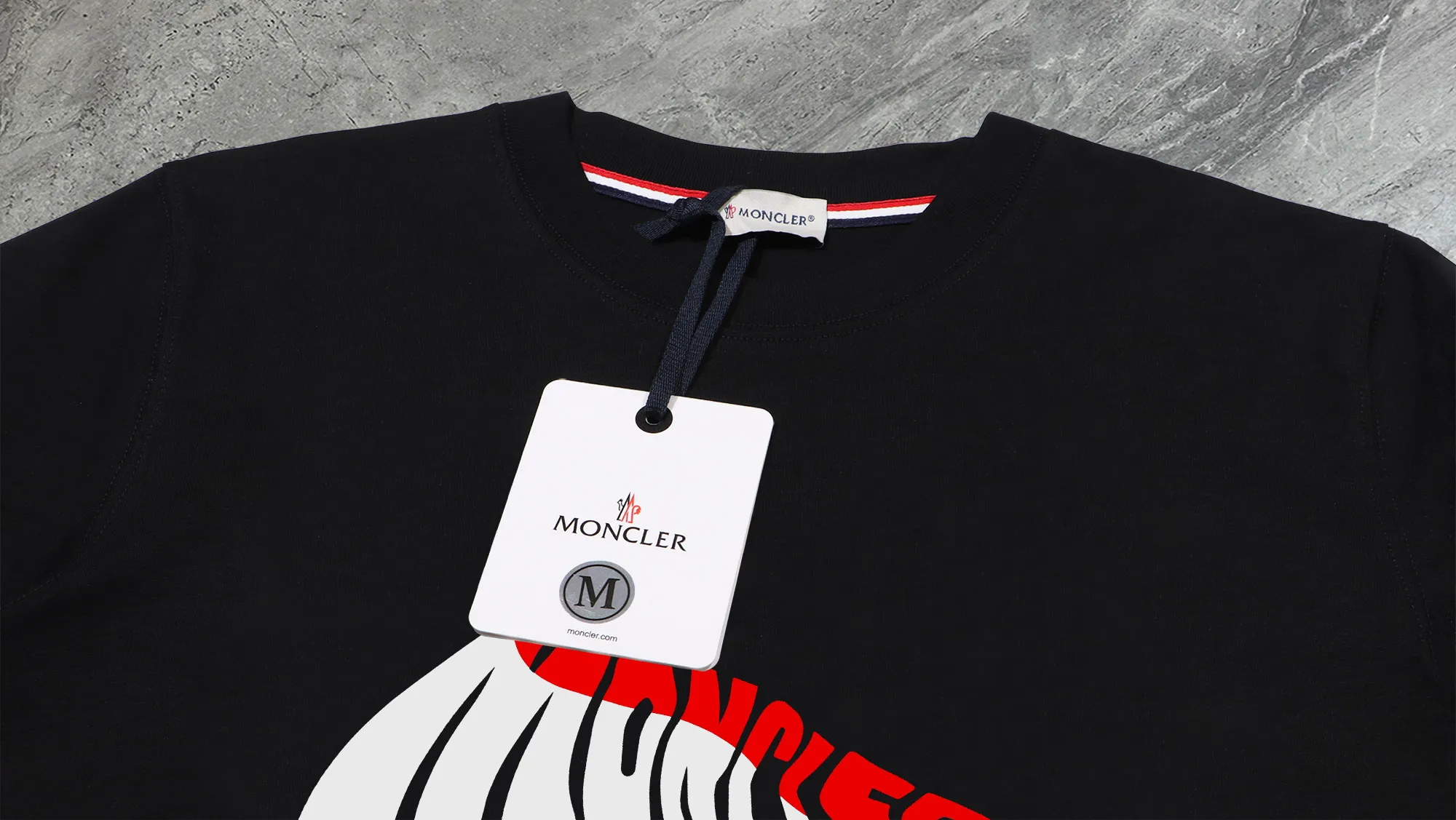 P140 💰Upgraded version "Mobile phone smart sensor ~ NFC chip armband ~ direct access to the official website for anti-counterfeiting" "Moncler ~ Mouth Mouth" 2025 new high-quality round neck short-sleeved T-shirt. The cuffs have imported embroidered labels. Customized dyeing, very comfortable to touch. Super versatile and good-looking short-sleeved. Complete with three labels. Non-market ordinary version. Feel free to compare. Quality is absolutely guaranteed! ‼ First of all, this original fabric is all custom-woven with 32-count double yarn fabric, 250G, and the weight is the same‼ Fine workmanship, double waistcoat method, double waistcoat method, double waistcoat method makes the whole dress more three-dimensional, which is not a craft that ordinary T-shirts can achieve🤪 Size: S-M-L-XL-2XL Color: black, white, apricot, same style for men and women