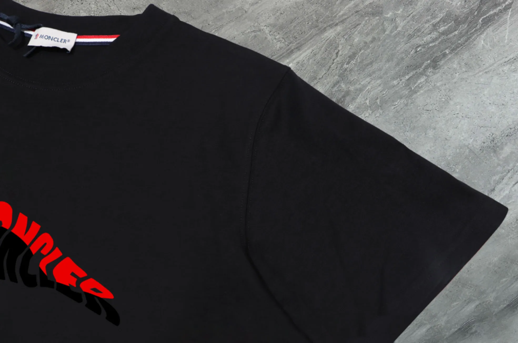 P140 💰Upgraded version "Mobile phone smart sensor ~ NFC chip armband ~ direct access to the official website for anti-counterfeiting" "Moncler ~ Mouth Mouth" 2025 new high-quality round neck short-sleeved T-shirt. The cuffs have imported embroidered labels. Customized dyeing, very comfortable to touch. Super versatile and good-looking short-sleeved. Complete with three labels. Non-market ordinary version. Feel free to compare. Quality is absolutely guaranteed! ‼ First of all, this original fabric is all custom-woven with 32-count double yarn fabric, 250G, and the weight is the same‼ Fine workmanship, double waistcoat method, double waistcoat method, double waistcoat method makes the whole dress more three-dimensional, which is not a craft that ordinary T-shirts can achieve🤪 Size: S-M-L-XL-2XL Color: black, white, apricot, same style for men and women